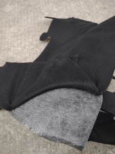 出售PET复合PP汽车内饰料，中间有带一层膜，现货有20吨左右，货在江苏无锡