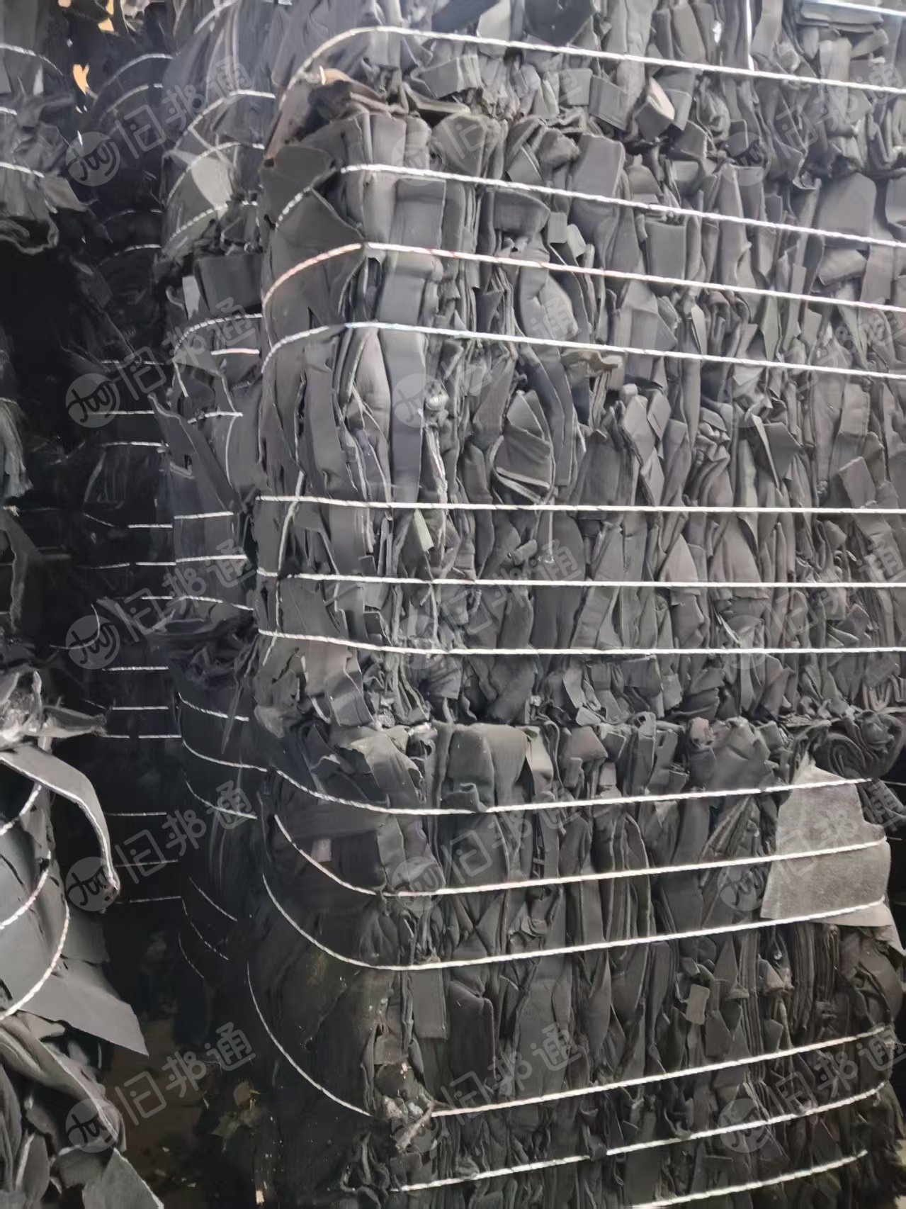 出售PET复合PP汽车内饰料，中间有带一层膜，现货有20吨左右，货在江苏无锡