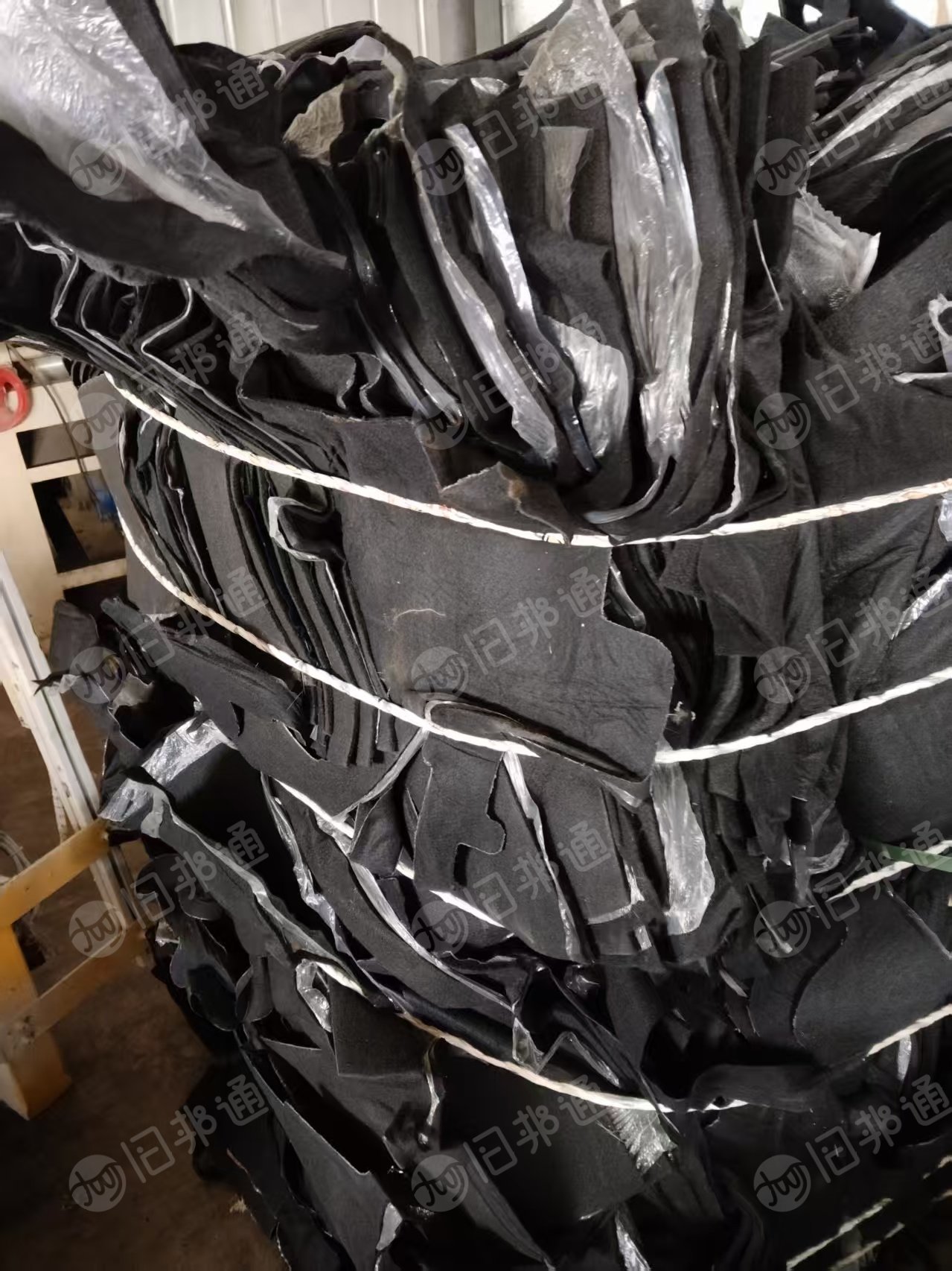 出售PET复合PP汽车内饰料，中间有带一层膜，现货有20吨左右，货在江苏无锡