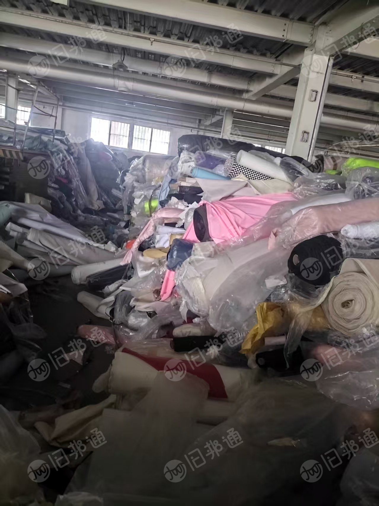 大量出售服装厂，鞋厂，复合汽车座椅厂剩下来的库存布，处理布，种类繁多，货在山东青岛