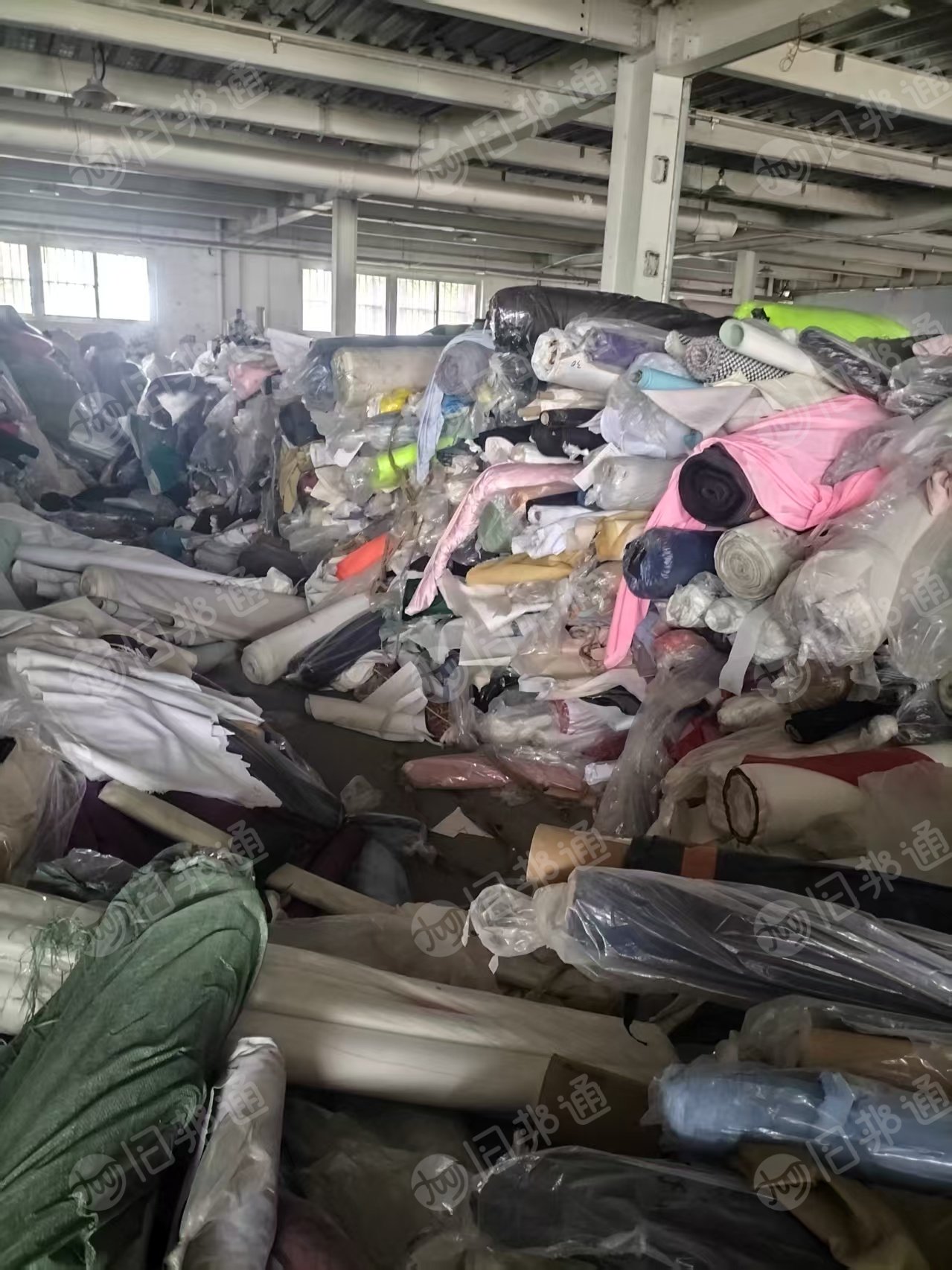 大量出售服装厂，鞋厂，复合汽车座椅厂剩下来的库存布，处理布，种类繁多，货在山东青岛
