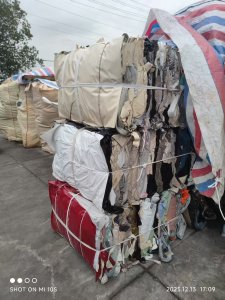 出售PVC墙纸废料，有中性，也有硬性的，统货出，现货100多吨