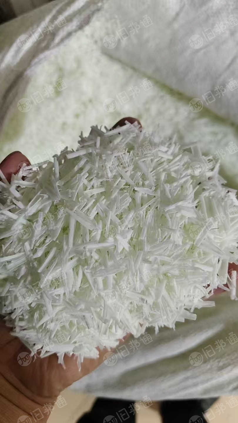 出售尼龙刨丝，主要从板材上下来的，有石膏尼龙板，加纤加硬尼龙板，全新料尼龙板，分开的，9.6一车