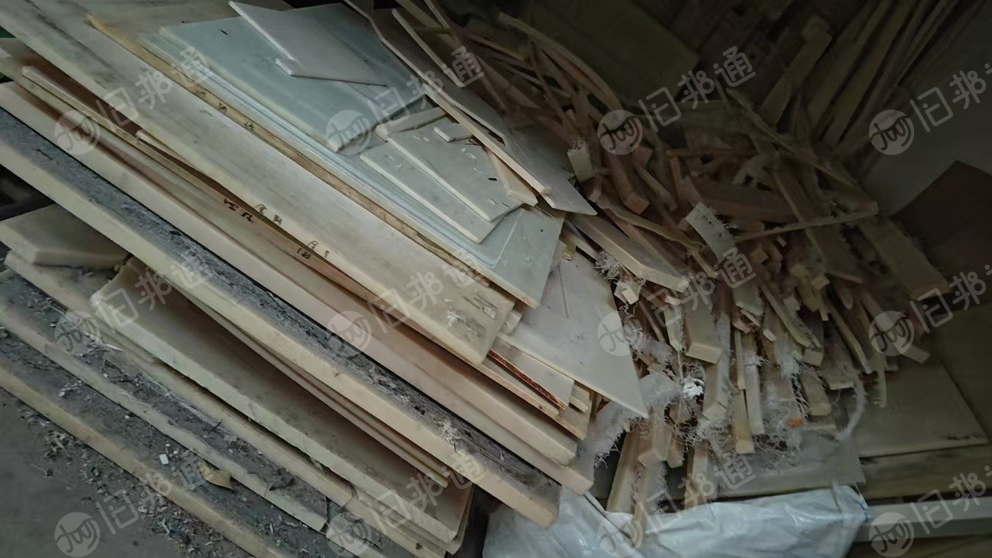 出售尼龙刨丝，主要从板材上下来的，有石膏尼龙板，加纤加硬尼龙板，全新料尼龙板，分开的，9.6一车