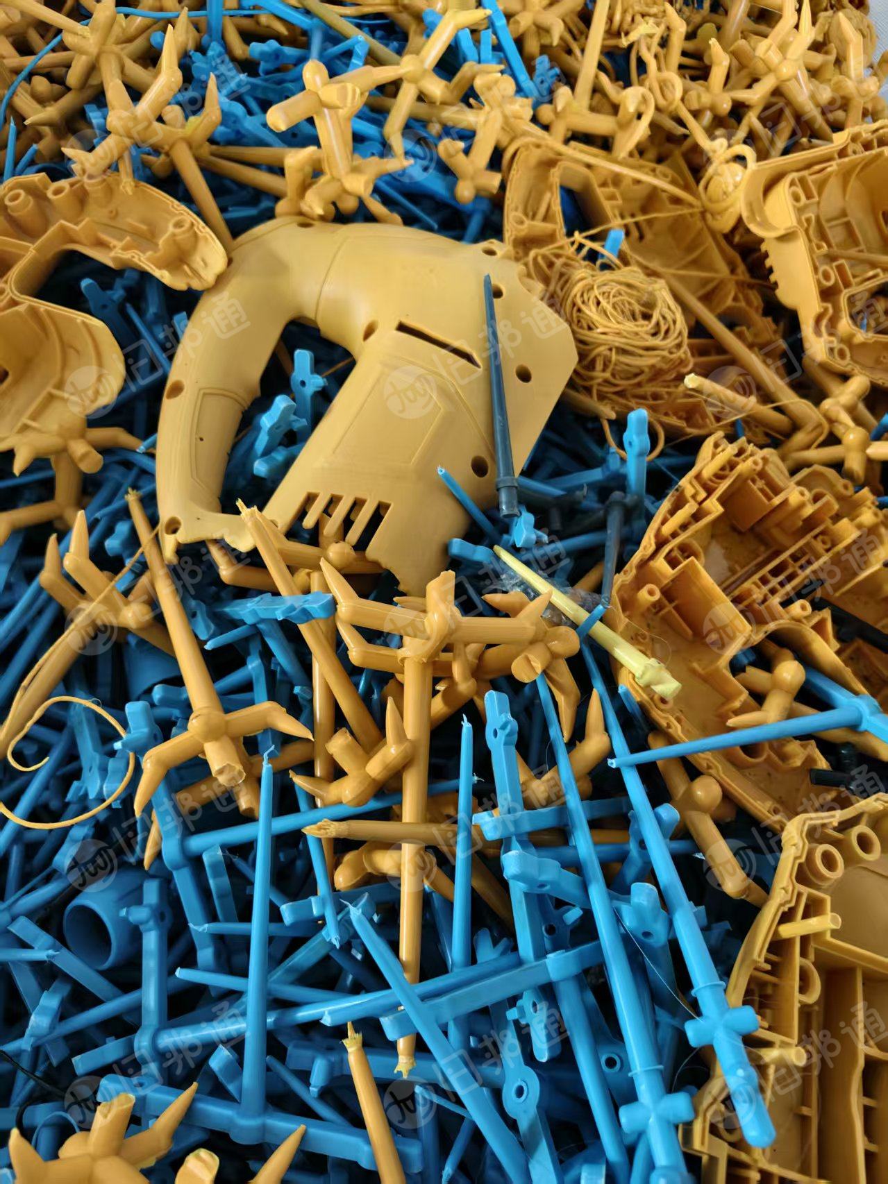 出售尼龙水口料，工具厂下来的，单6， 现货10来吨