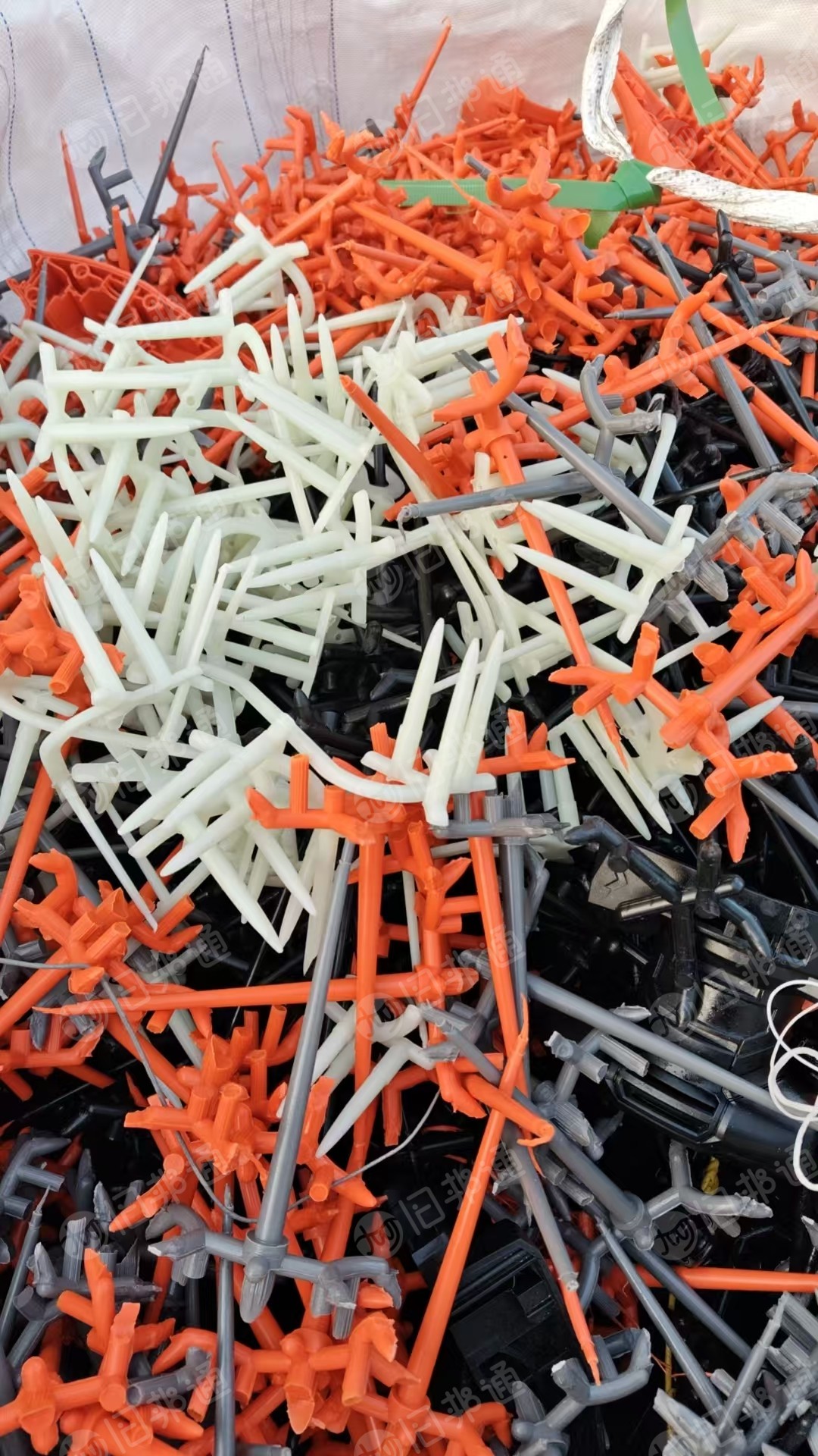 出售尼龙水口料，工具厂下来的，单6， 现货10来吨