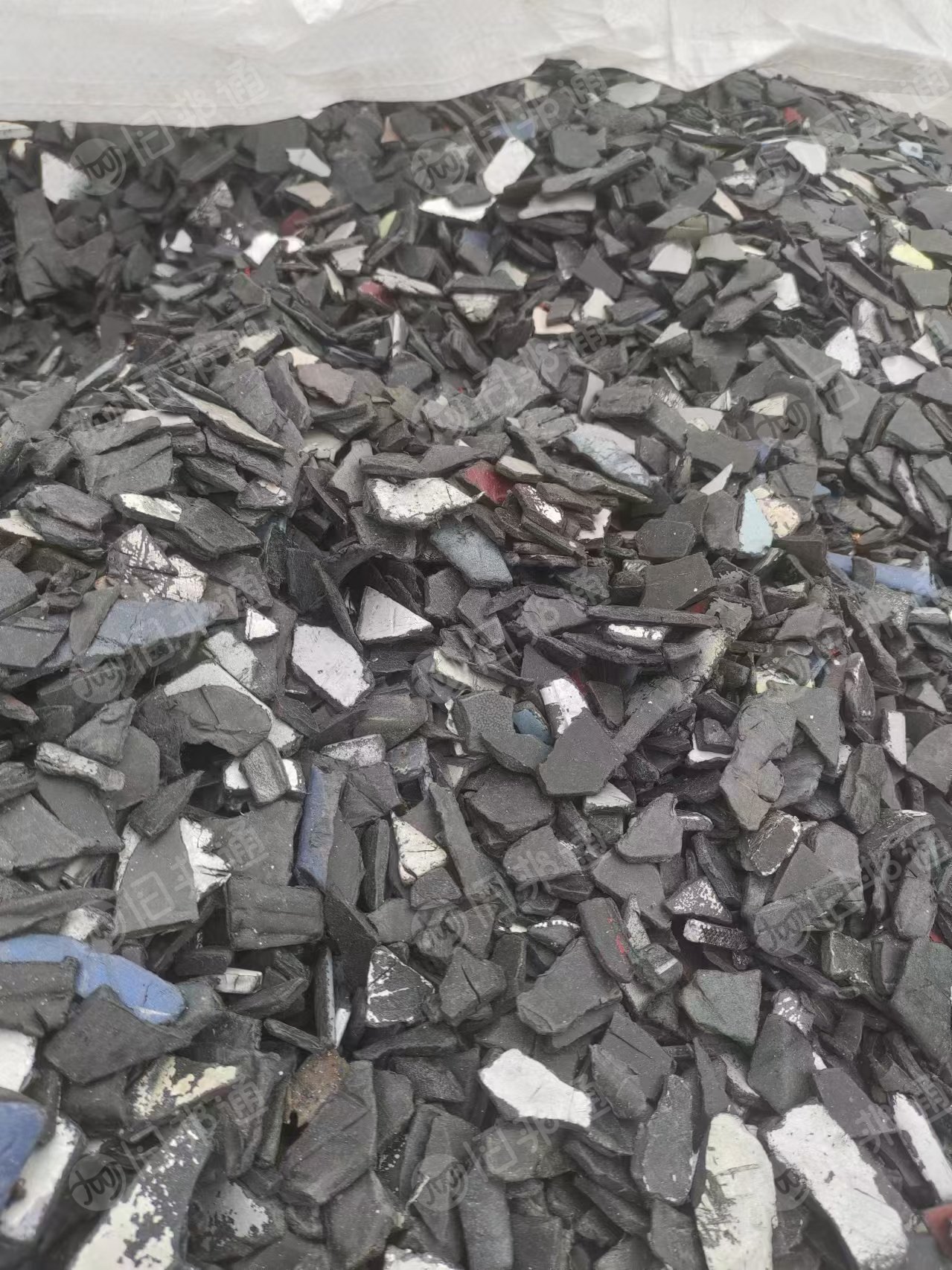 出售汽车保险杠破碎料，水粉的，月供200吨