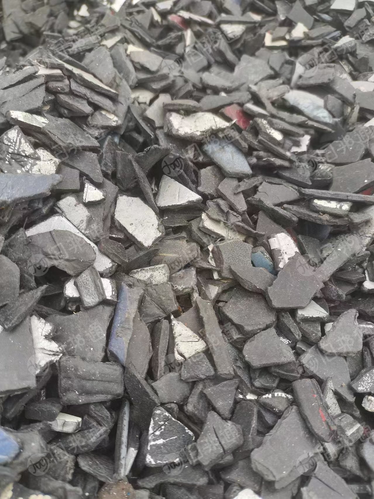 出售汽车保险杠破碎料，水粉的，月供200吨