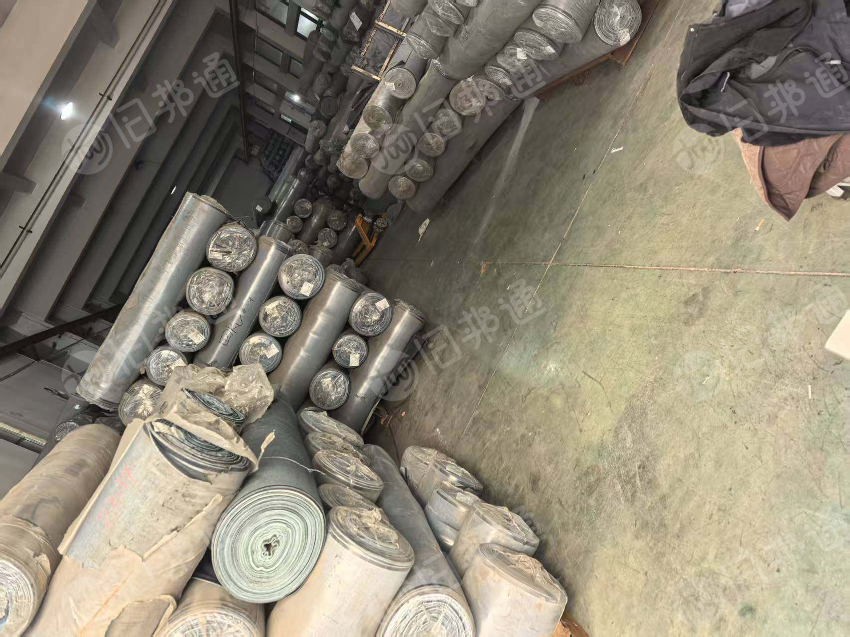 出售黑面白底的牛仔布，牛仔面料，TR面料，有7支，8支，10支，现货90万米左右