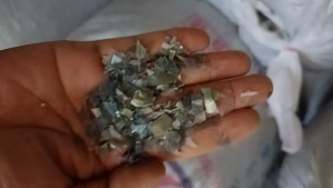 出售PVC铝材膜破碎料，水粉的，月供10吨