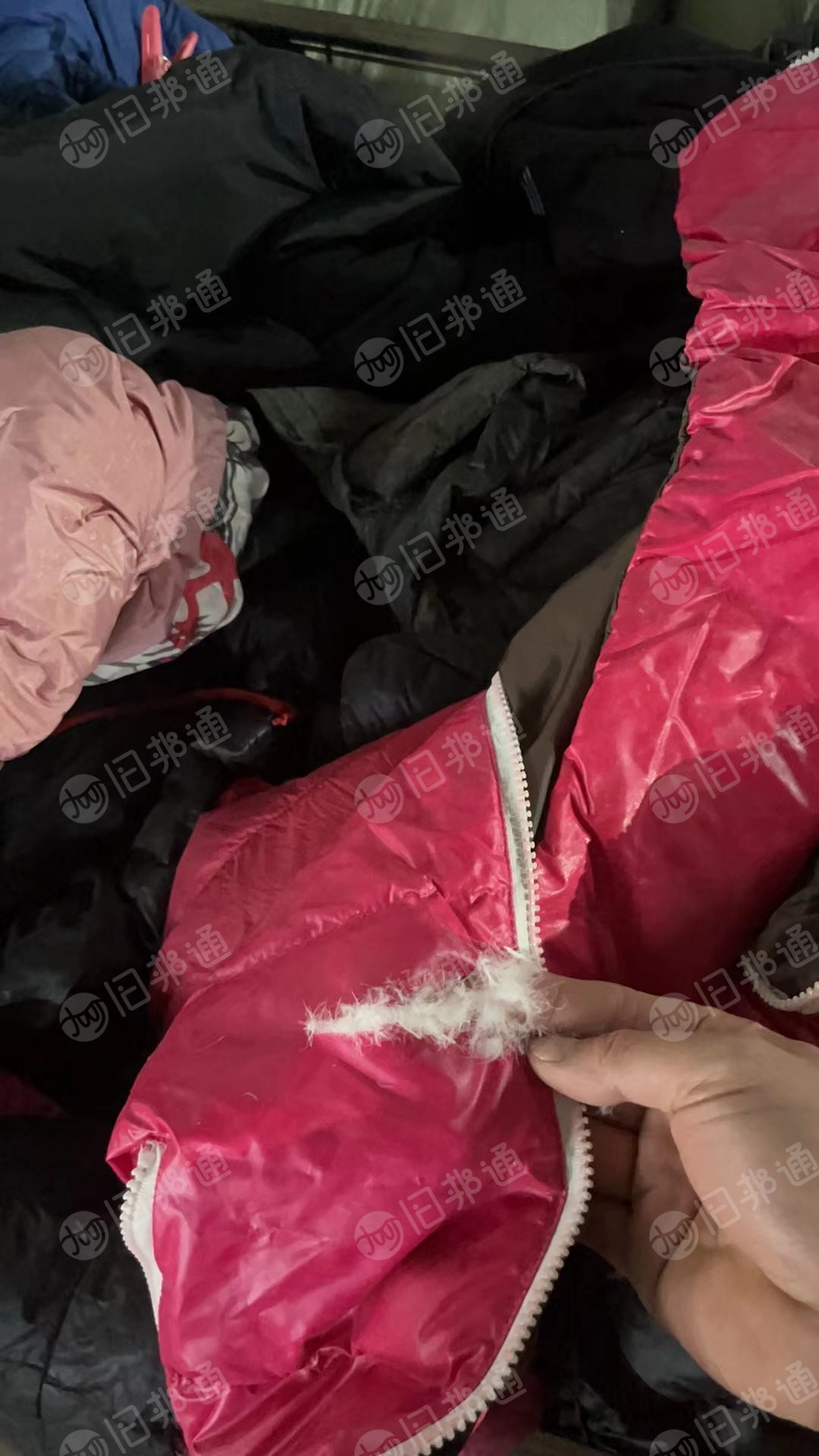 长期出售羽绒服，都是打包好的，现货4吨多，货在广东茂名