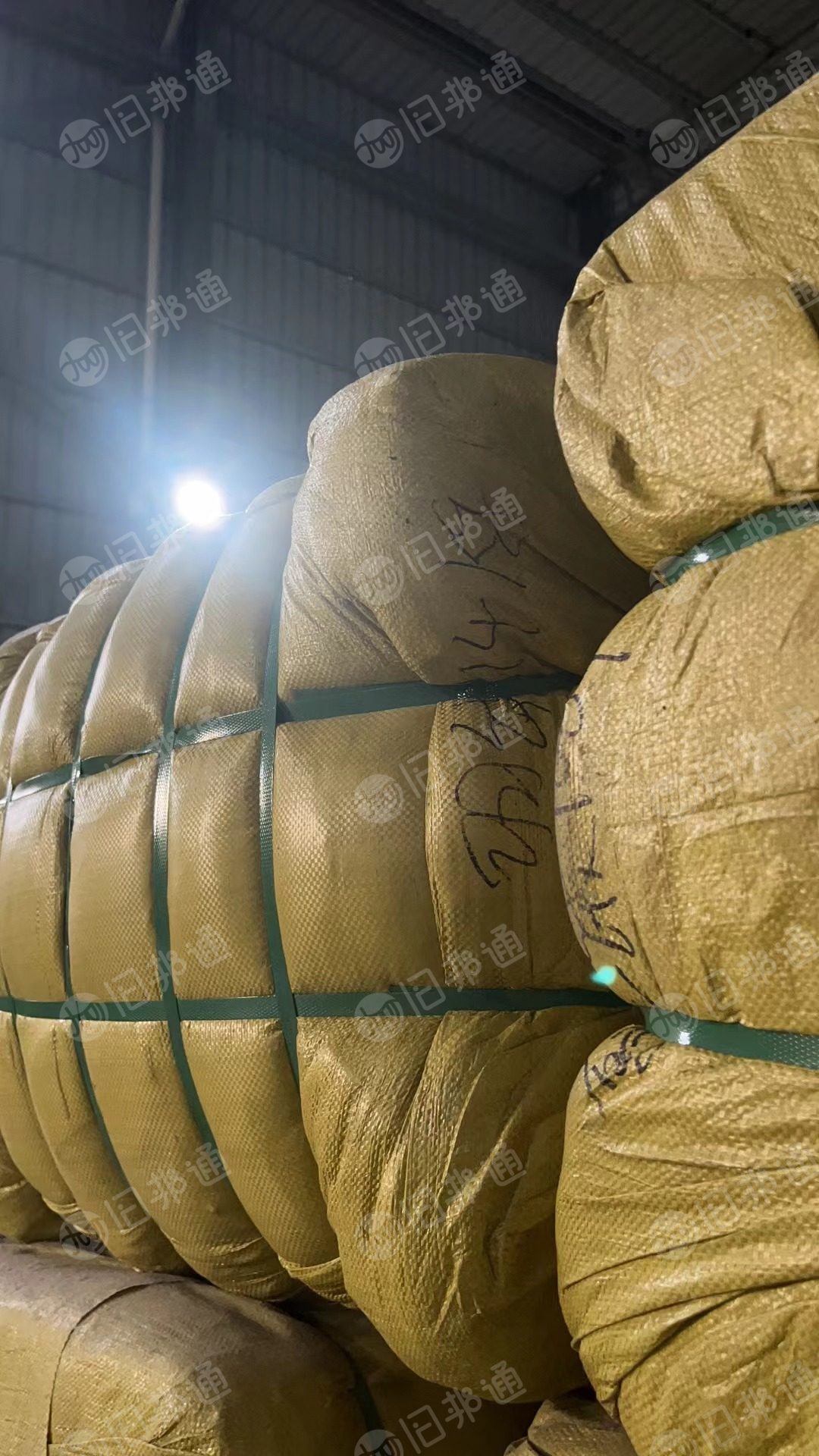 长期出售羽绒服，都是打包好的，现货4吨多，货在广东茂名