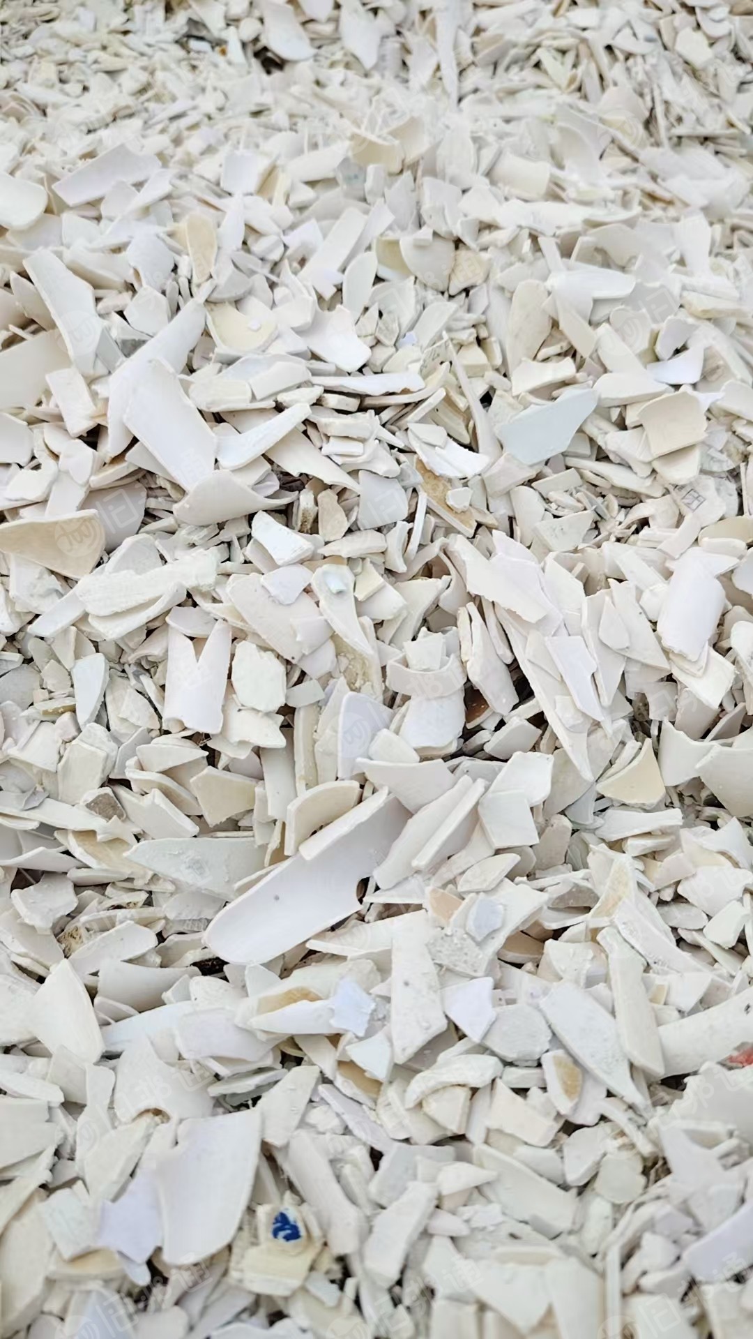 出售硬质PVC破碎料，有塑钢，扣板，大小管等白色料混破的，现货够挂车