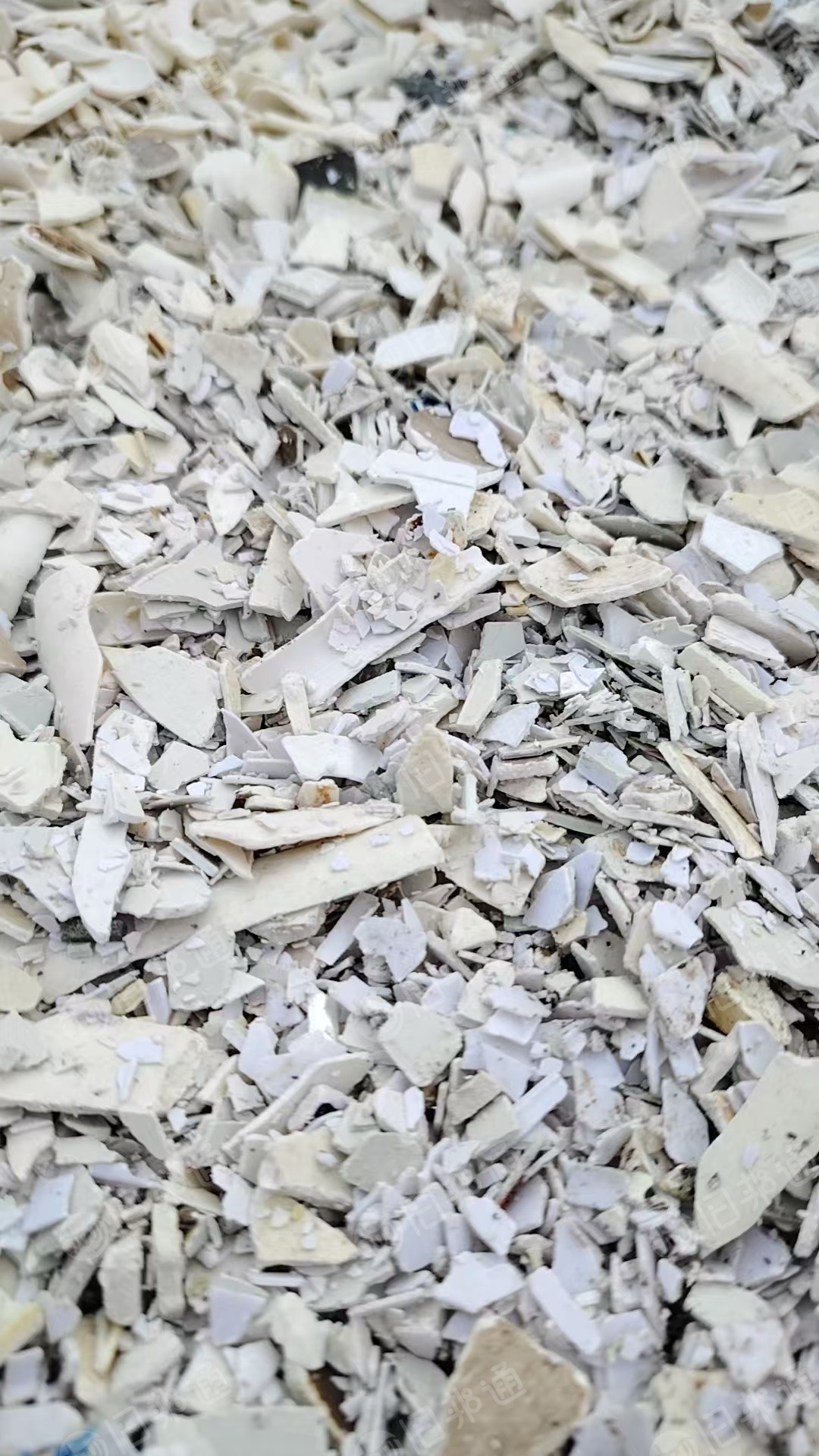 出售硬质PVC破碎料，有塑钢，扣板，大小管等白色料混破的，现货够挂车