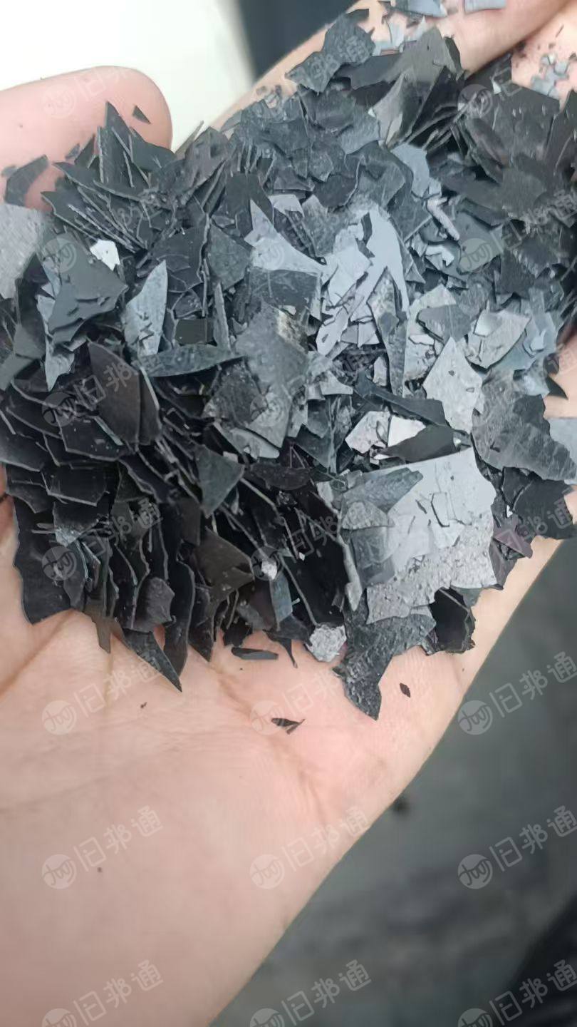 出售黑色PET片材破碎料，带胶，可做拉片，月供60吨