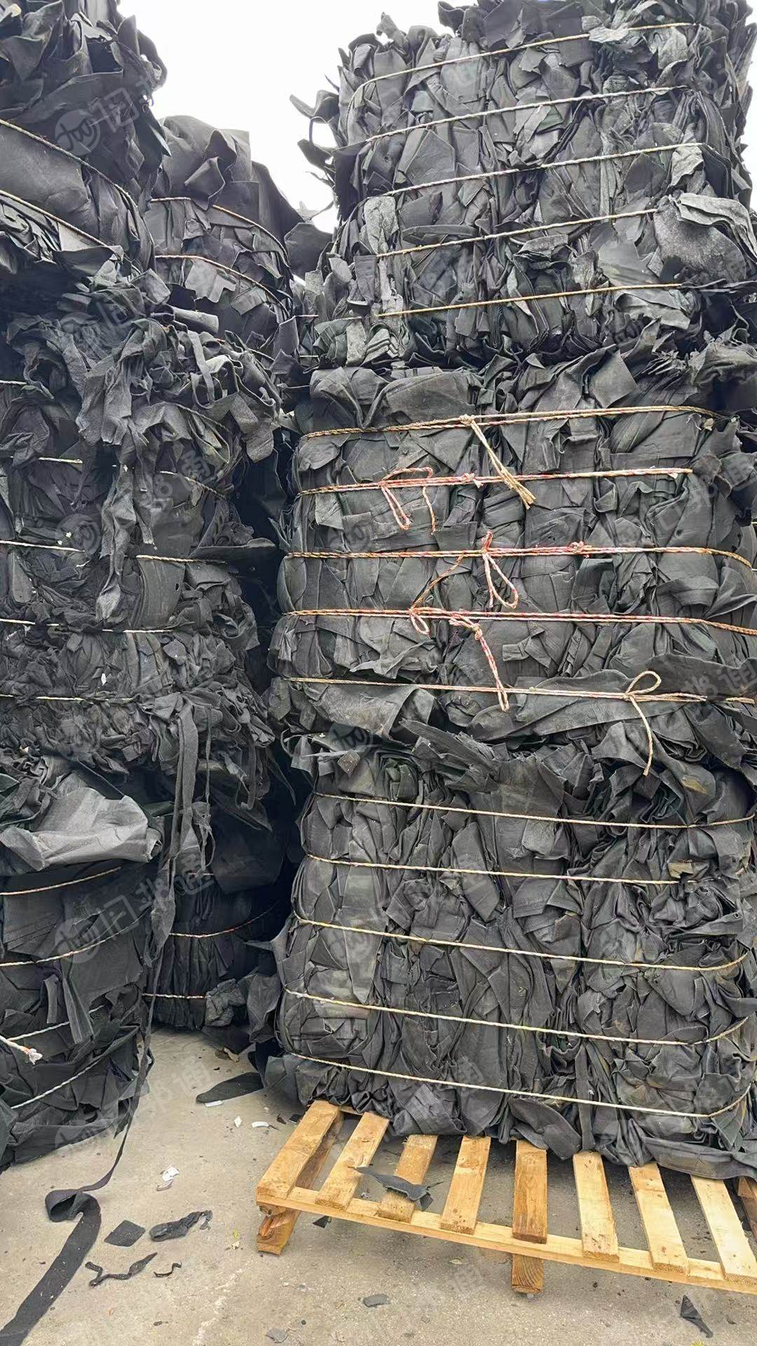 长期出售汽车内饰边角料，硬的，有纯涤纶的和涤纶复合丙纶的，现货有17米的三车，在重庆