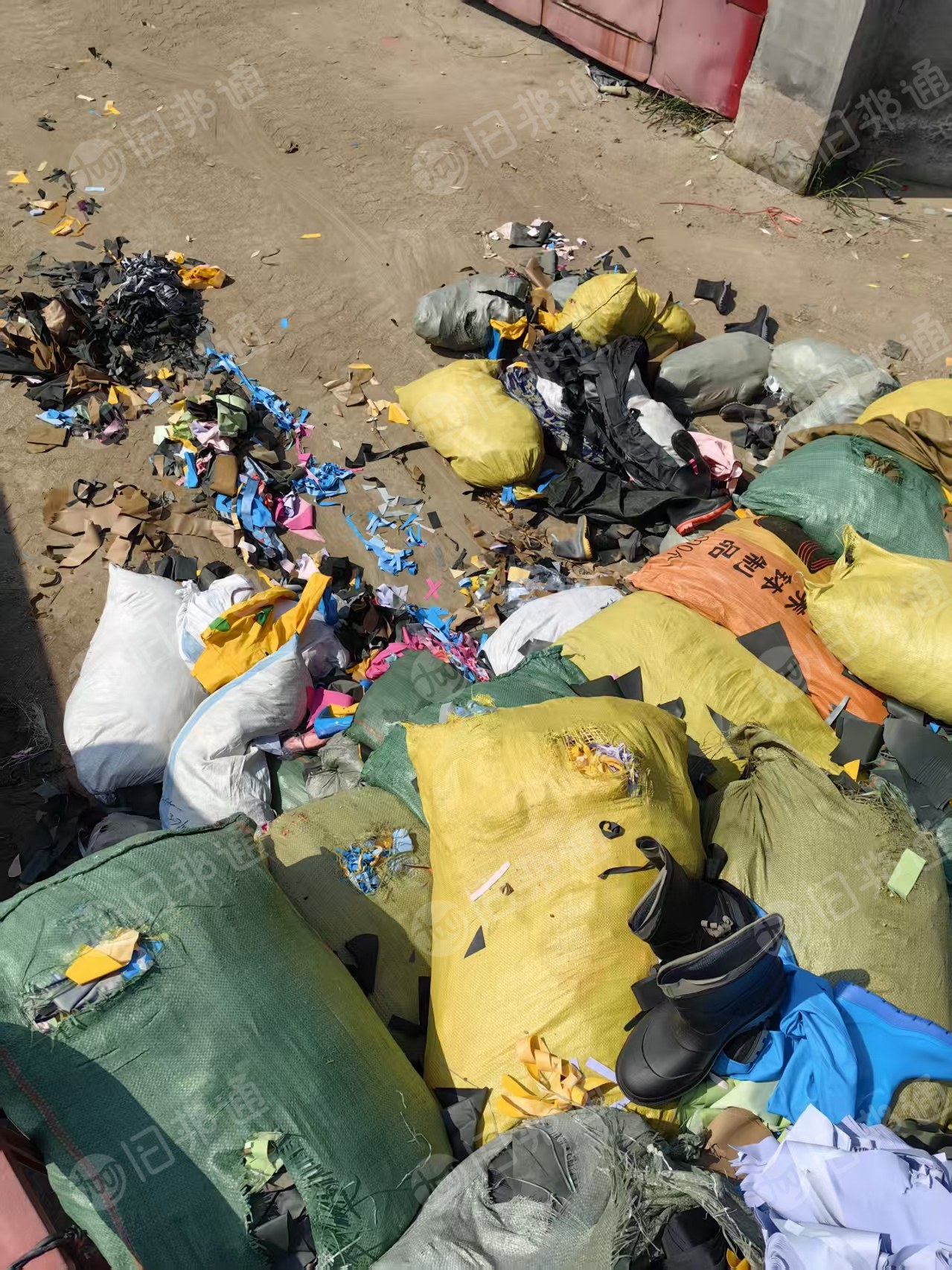 出售PVC吹毛料,下水裤的边角料,带布,月供50吨