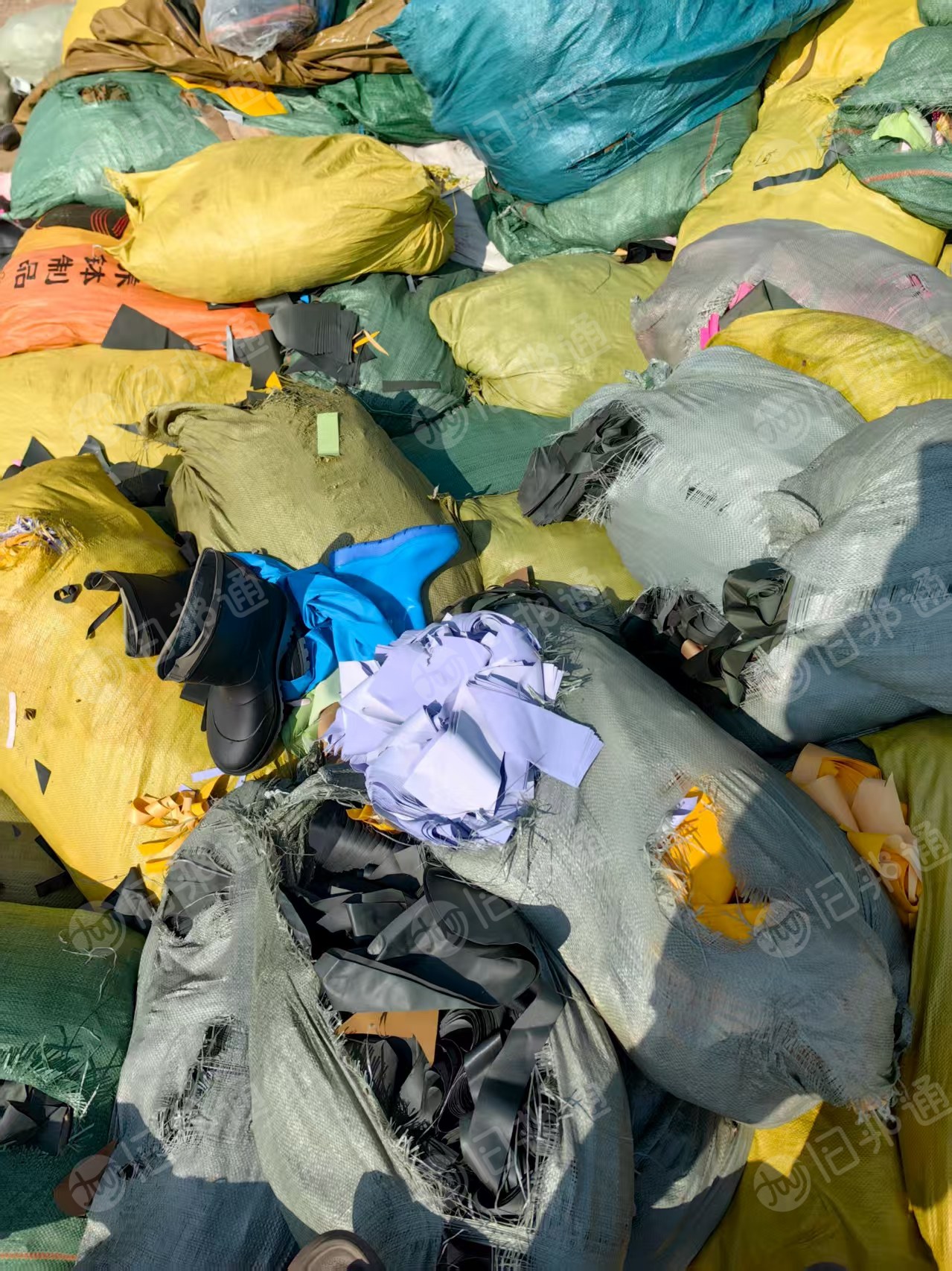 出售PVC吹毛料，下水裤的边角料，带布，月供50吨