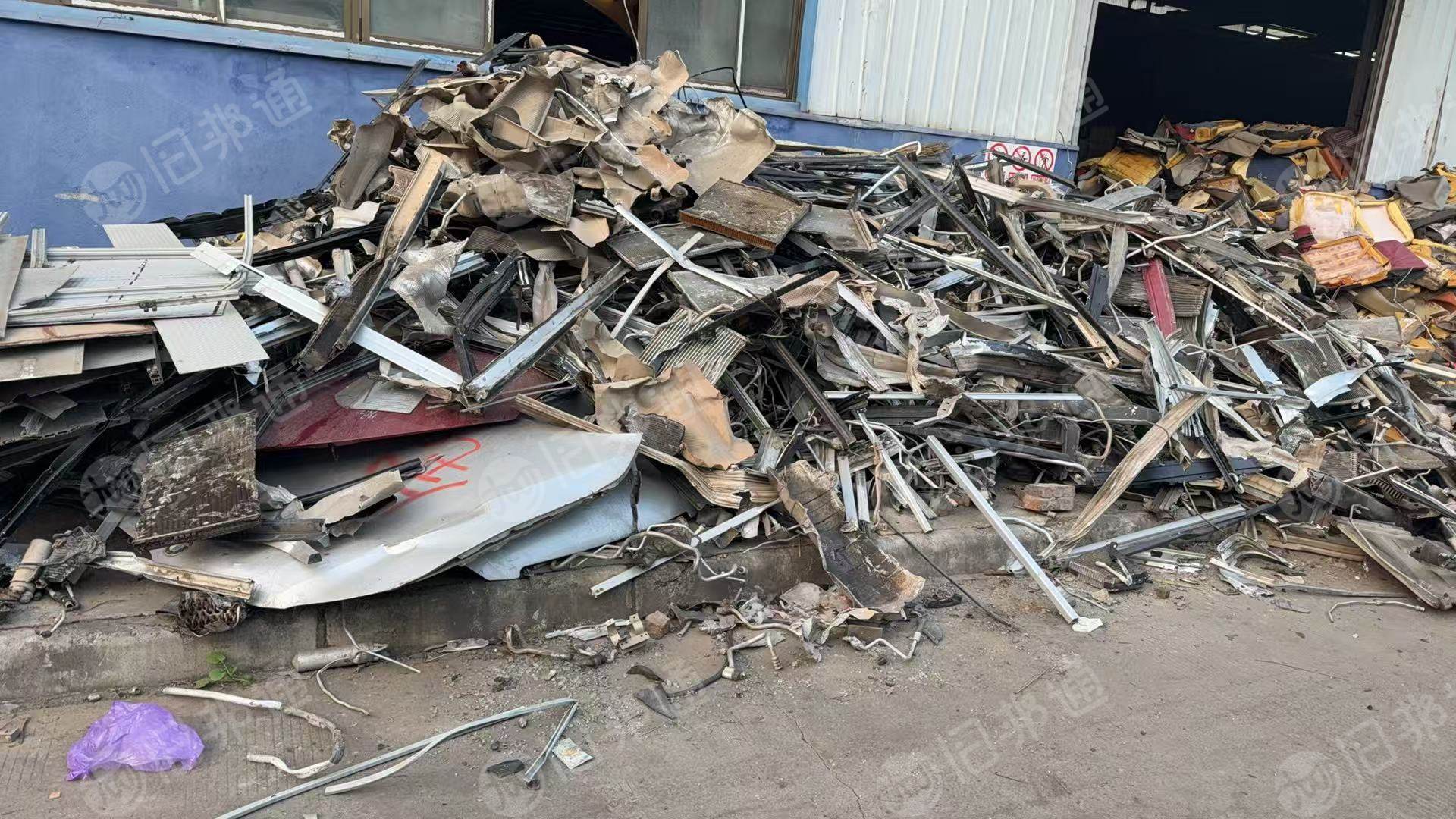 出售铝轮毂，机铝，大小水箱，都是现货