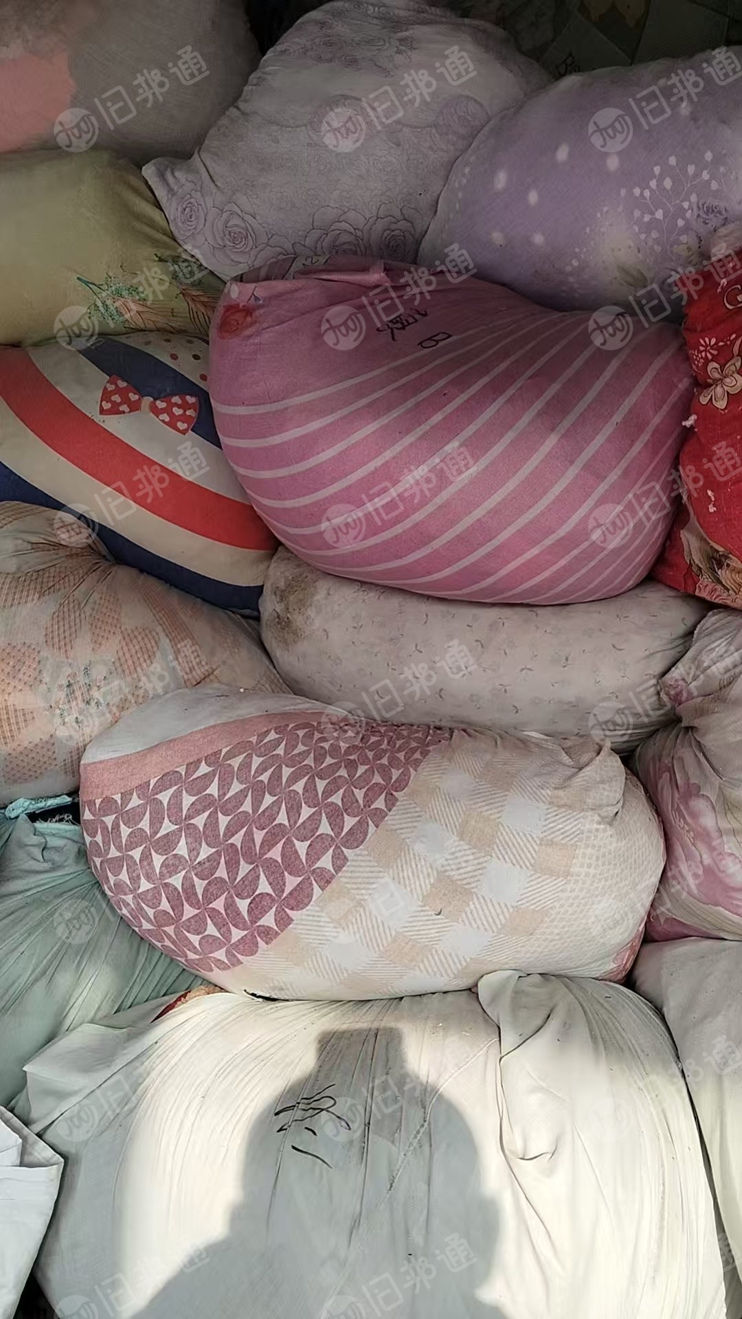 长期出售旧衣服分拣货，冬装，夏装，鞋包，大白等，也可以统货出，现货25吨左右，在湖北襄阳