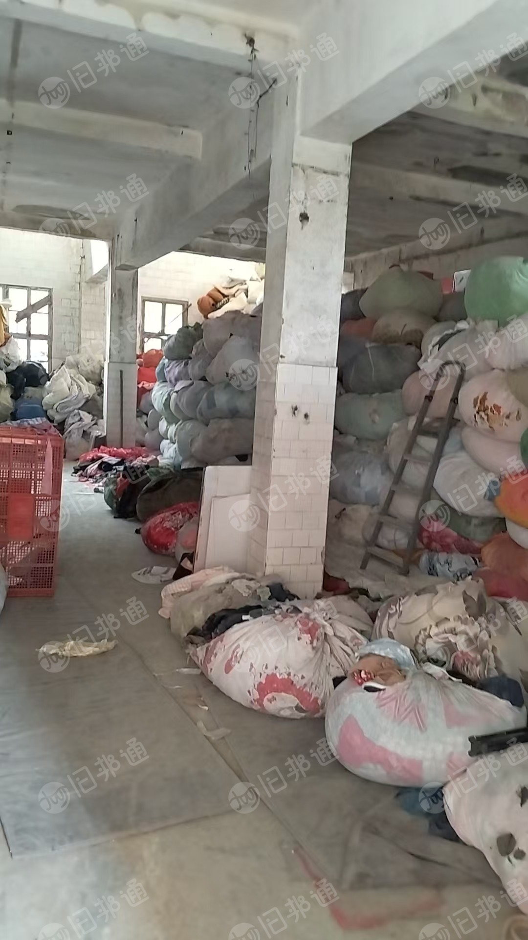 长期出售旧衣服分拣货，冬装，夏装，鞋包，大白等，也可以统货出，现货25吨左右，在湖北襄阳
