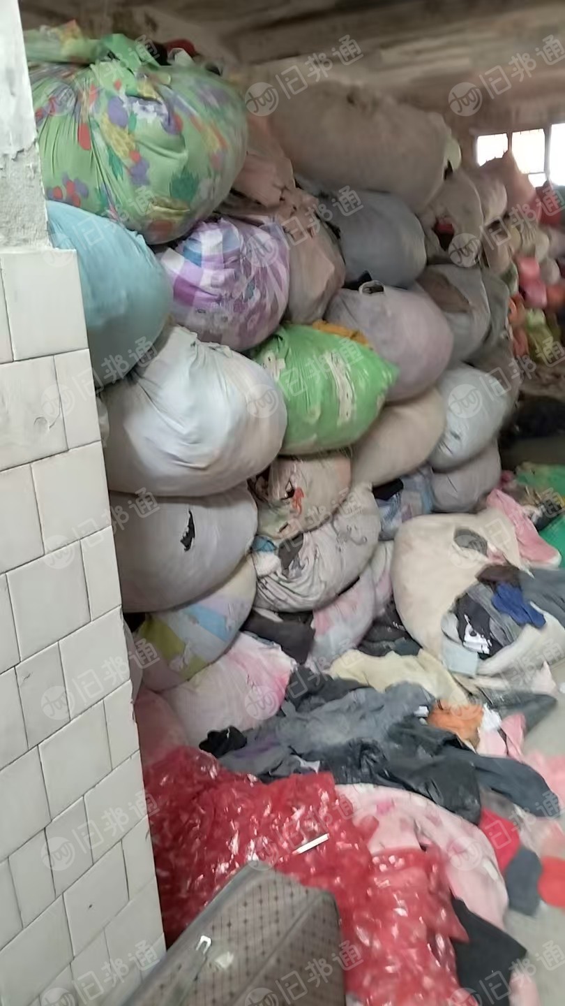 长期出售旧衣服分拣货，冬装，夏装，鞋包，大白等，也可以统货出，现货25吨左右，在湖北襄阳