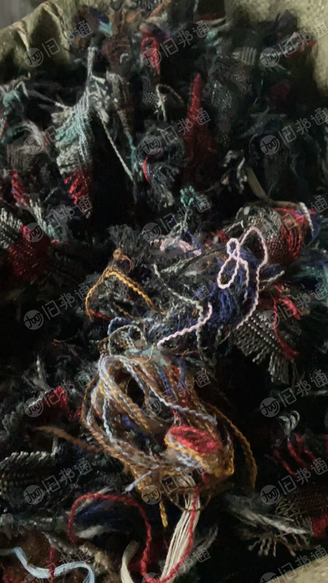 长期出售织围巾下来的废边料，各种材质都有，统货出，一个月4车13米5的，在浙江杭州