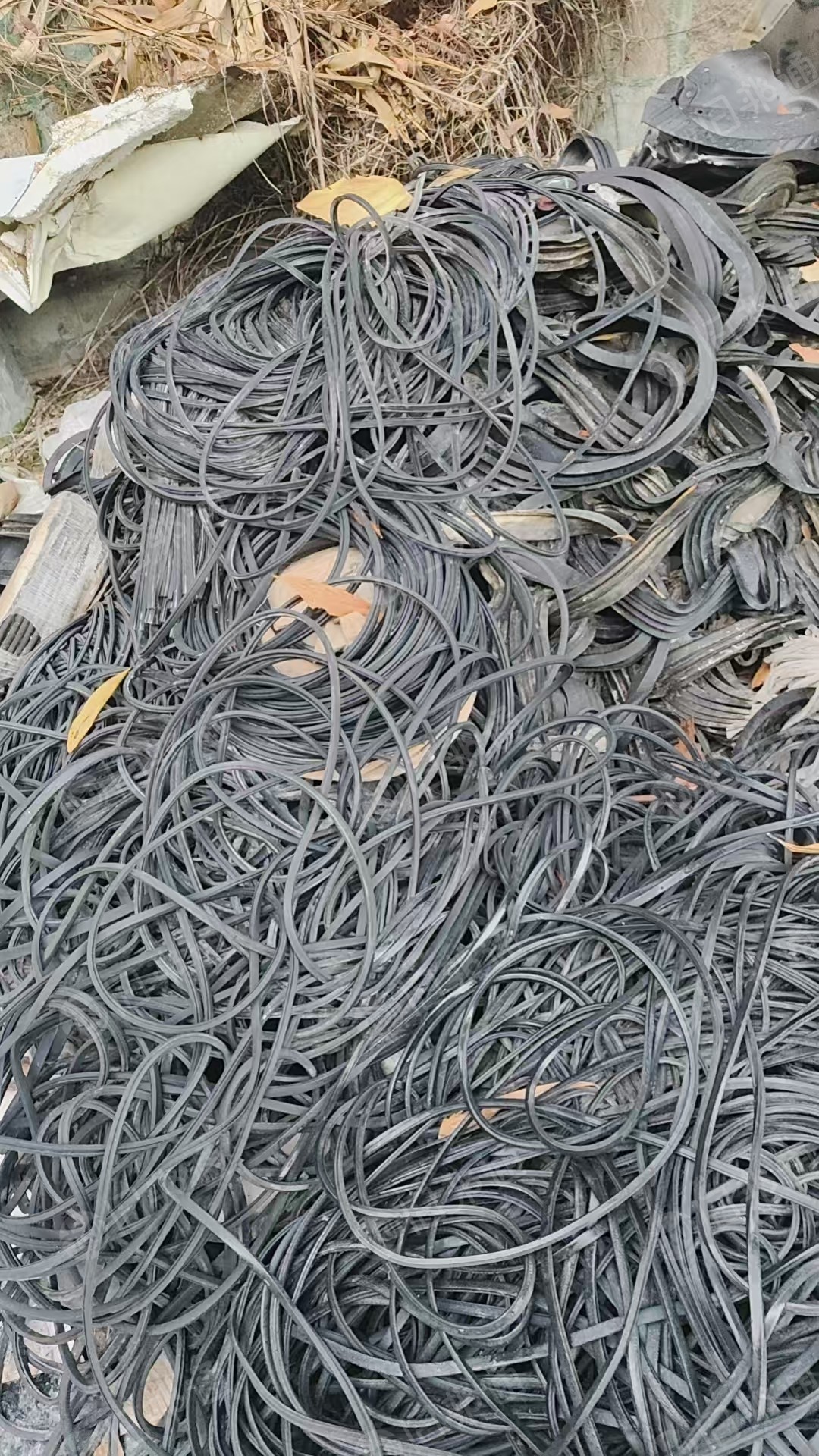 长期出售尼龙输送带边角料和成卷料，橡胶胶条