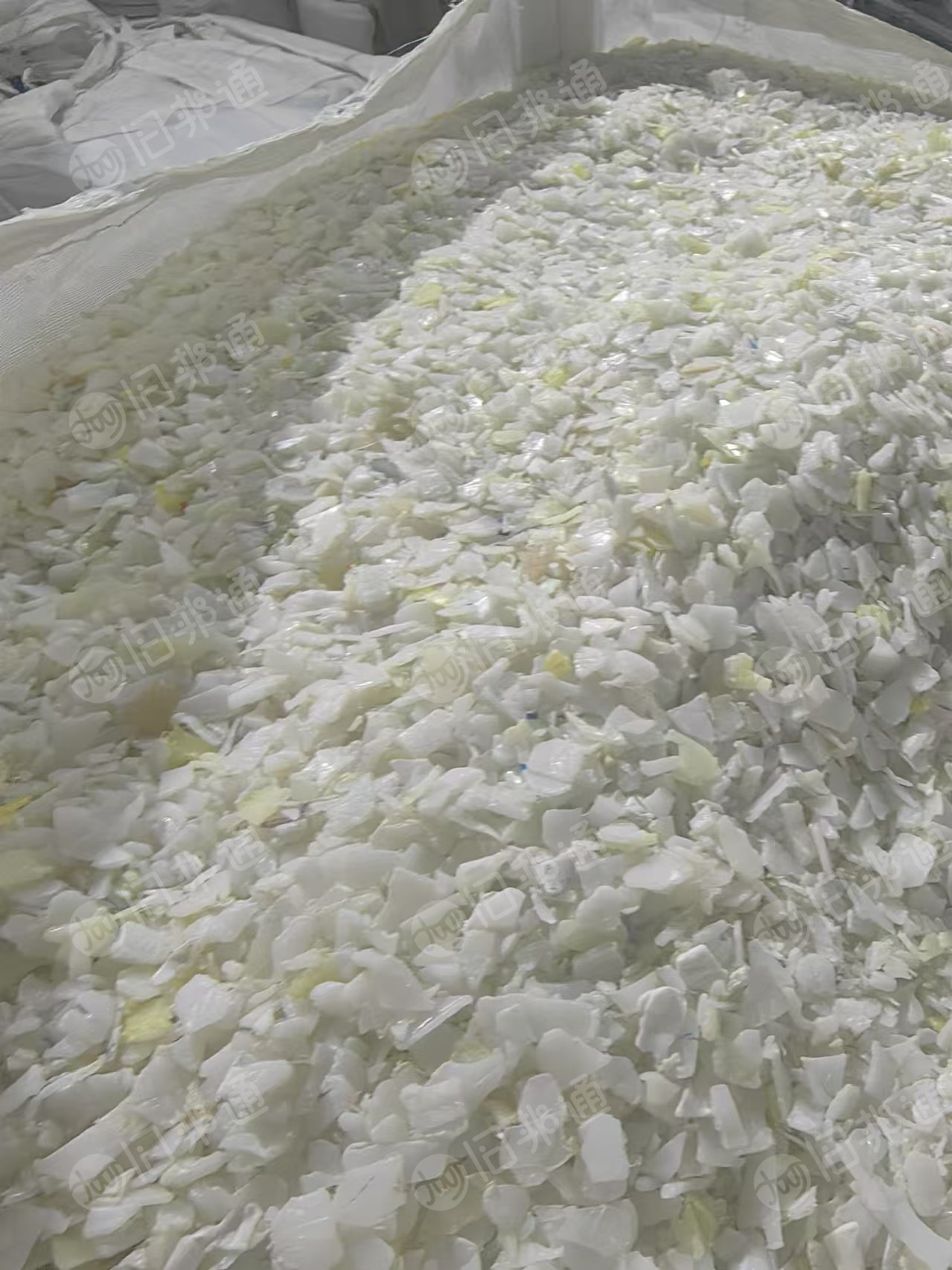 出售低压破碎料，有机油壶破碎料，蓝桶破碎料，吨桶破碎料，杂色低压破碎料，只要是低压的基本都有