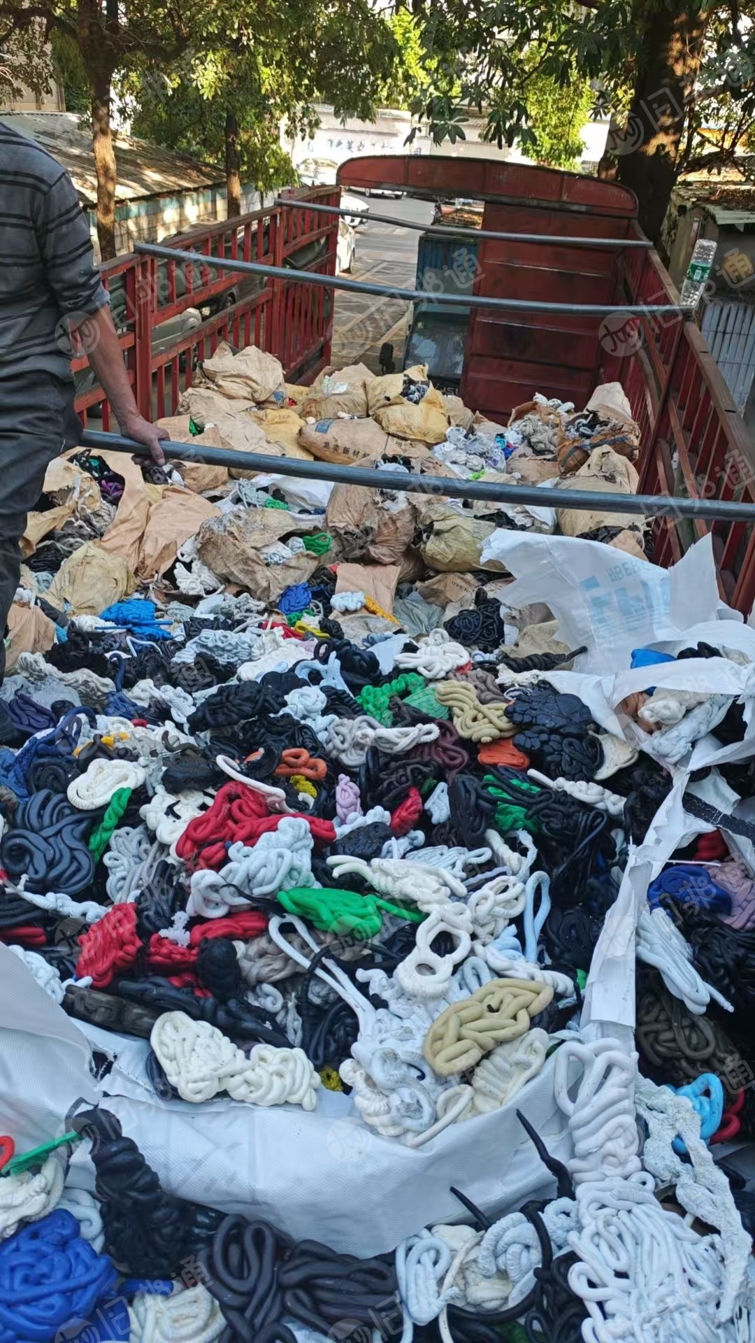 求购eva机头料，eva鸡爪料，发泡料，用来造粒，月需300吨