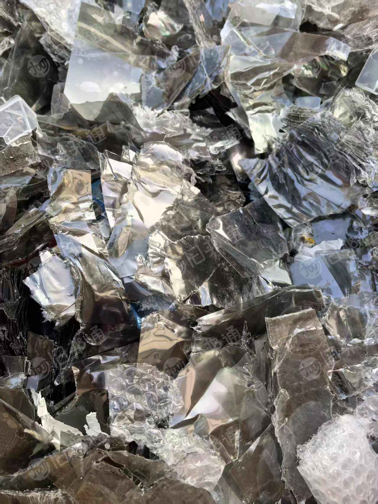长期出售pet偏光片破碎料，含少量气泡膜，可挑拣