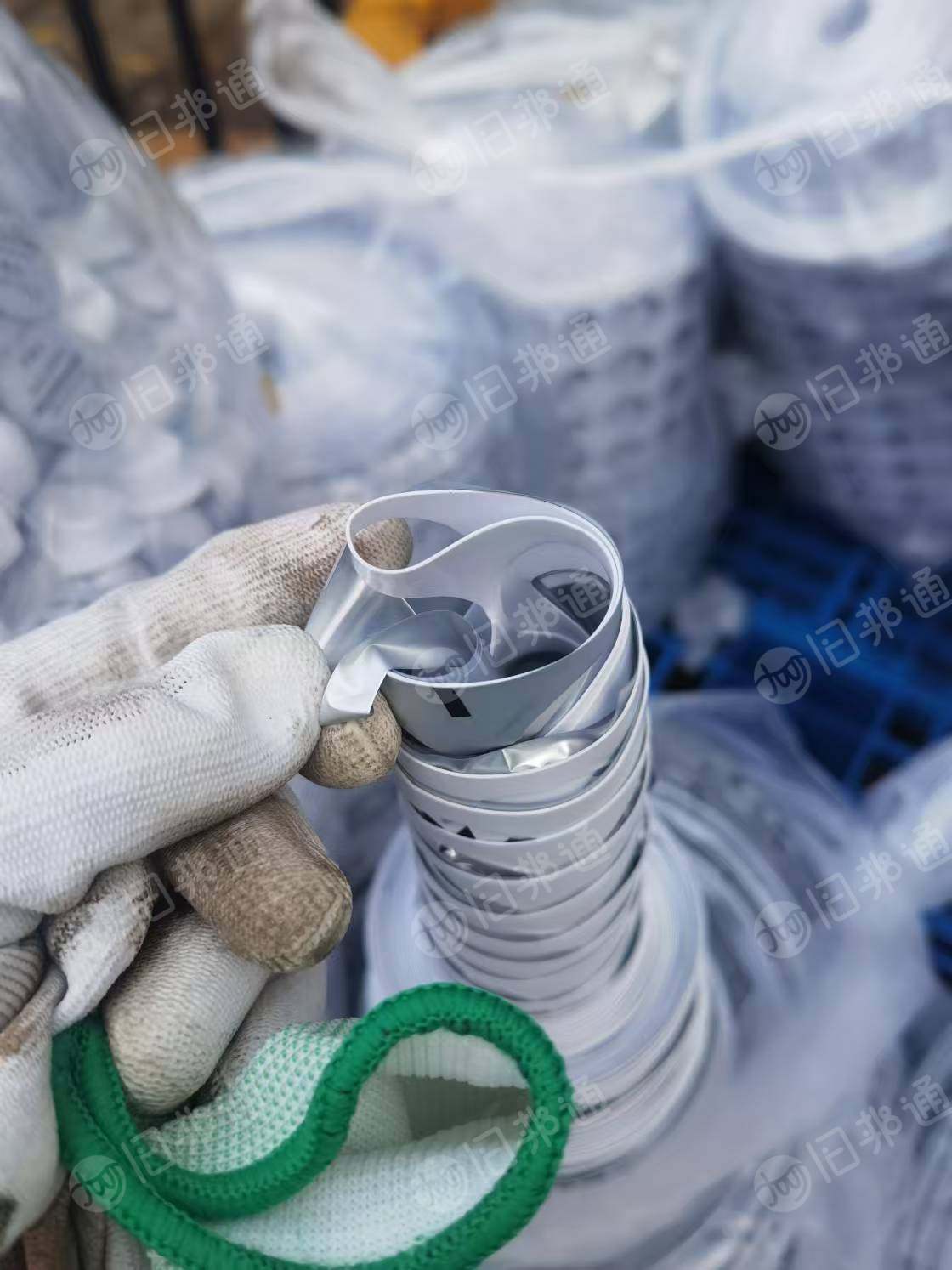 出售铝塑复合料，可炼油，含铝20左右，现货14吨