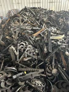 出售汽车拆解尼龙水箱毛料，月供几十吨