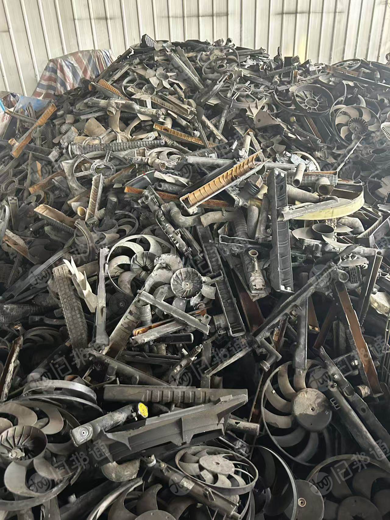 出售汽车拆解尼龙水箱毛料，月供几十吨