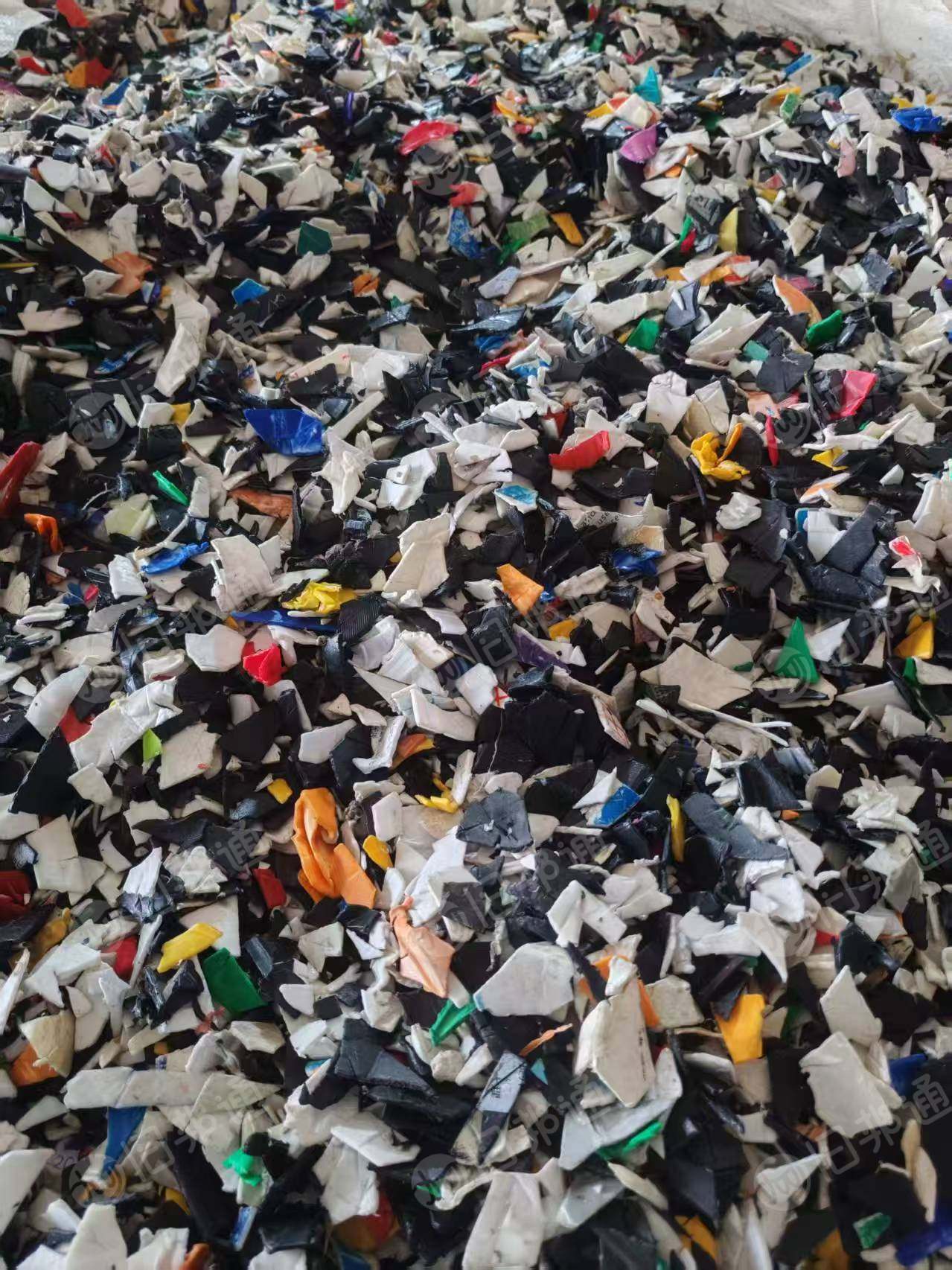 出售涂料桶破碎料，清洗甩干，全漂，现货13米一车