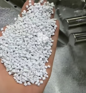 出售库存PC颗粒，现货1吨多