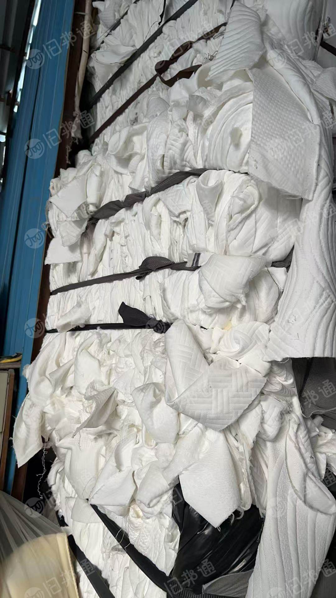 长期出售床垫边角料，空心丝，空心布，白色夹丝棉边角料，月供一两条柜，货在广东东莞