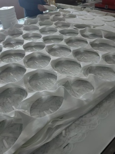 长期出售面膜厂下来的无纺布边角料，纯棉无纺布边角料带珠光膜，现货30吨货在广东汕头