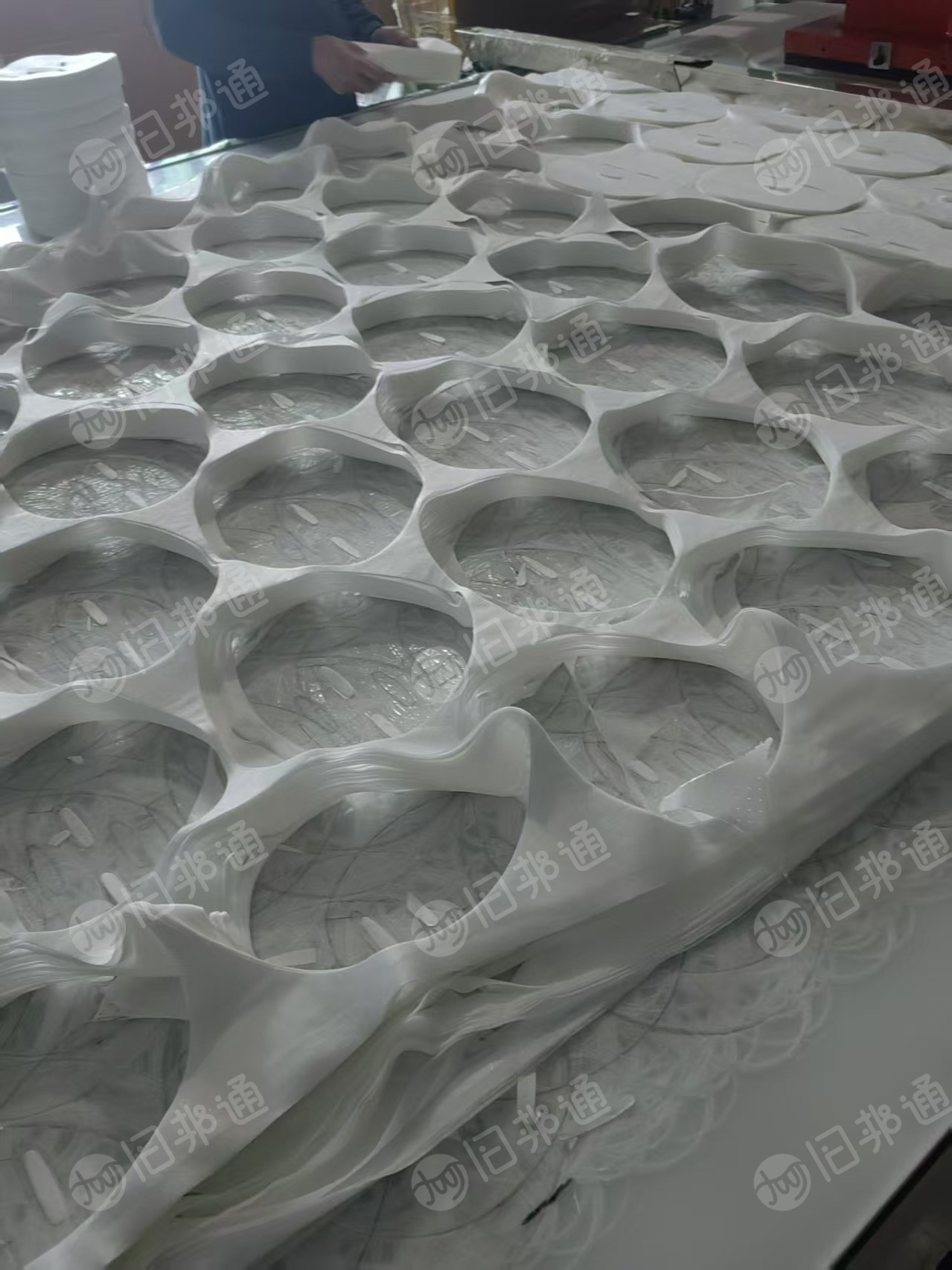 长期出售面膜厂下来的无纺布边角料，纯棉无纺布边角料带珠光膜，现货30吨货在广东汕头