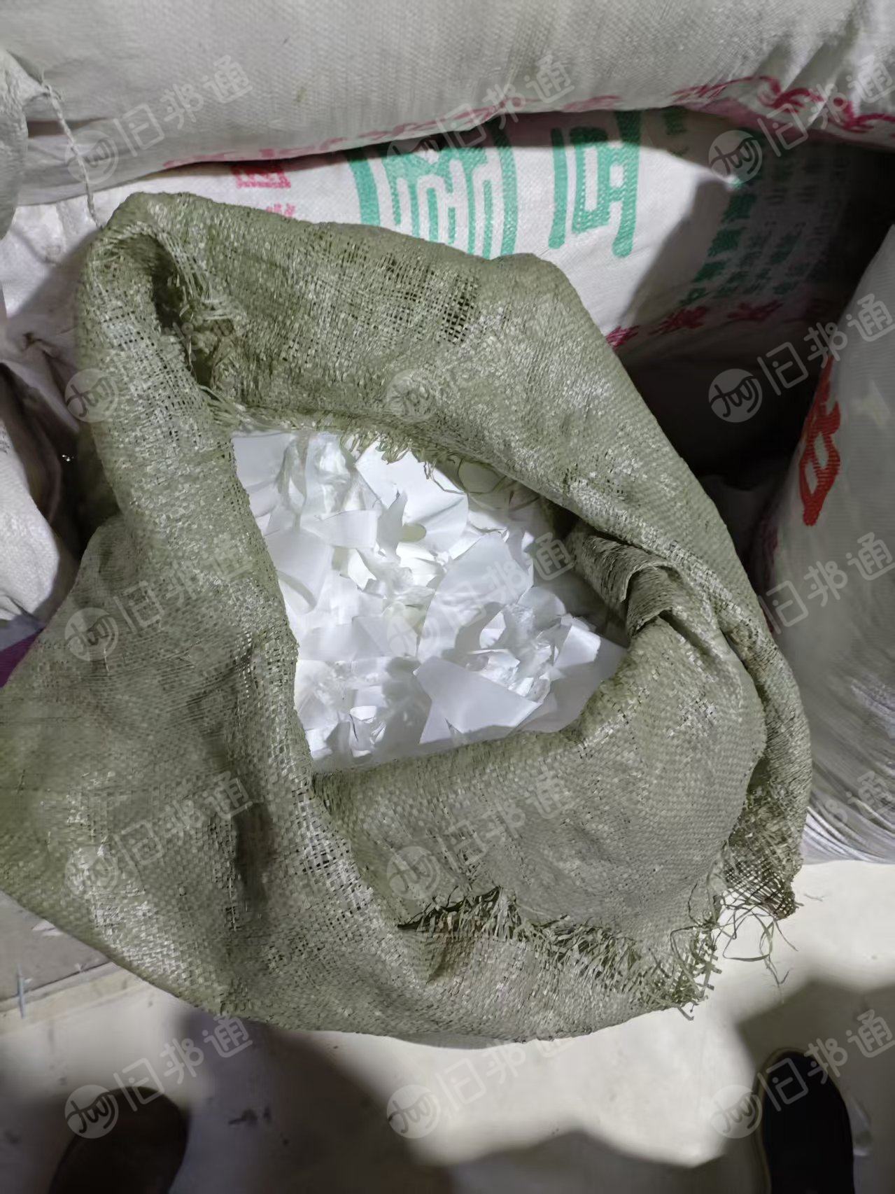 长期出售羽绒服胆布下来的白色涤纶废布，涤纶边角料，可以开花用也可以造粒，现货十几吨