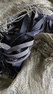 长期出售牛仔废布，纯棉的，涤棉的都有，现货8-9吨，在浙江杭州