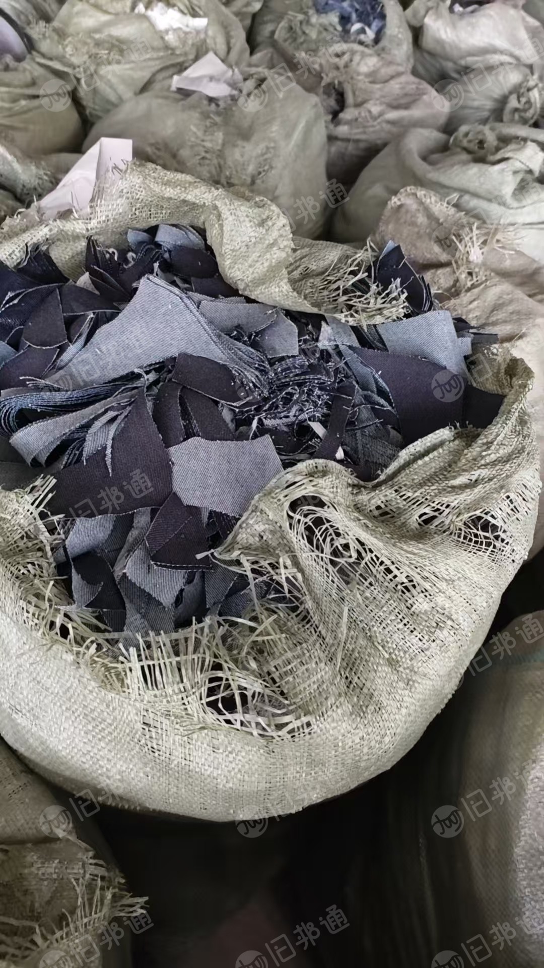 长期出售牛仔废布，纯棉的，涤棉的都有，现货8-9吨，在浙江杭州