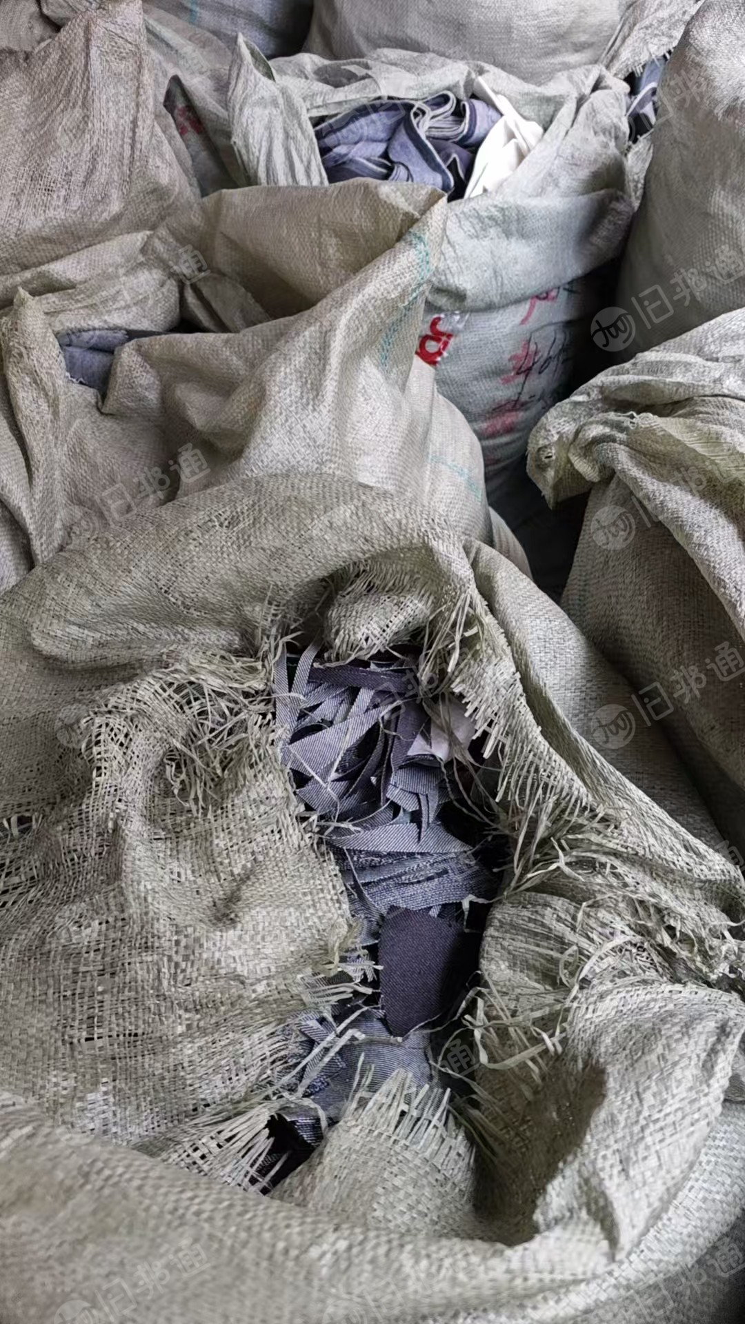 长期出售牛仔废布，纯棉的，涤棉的都有，现货8-9吨，在浙江杭州