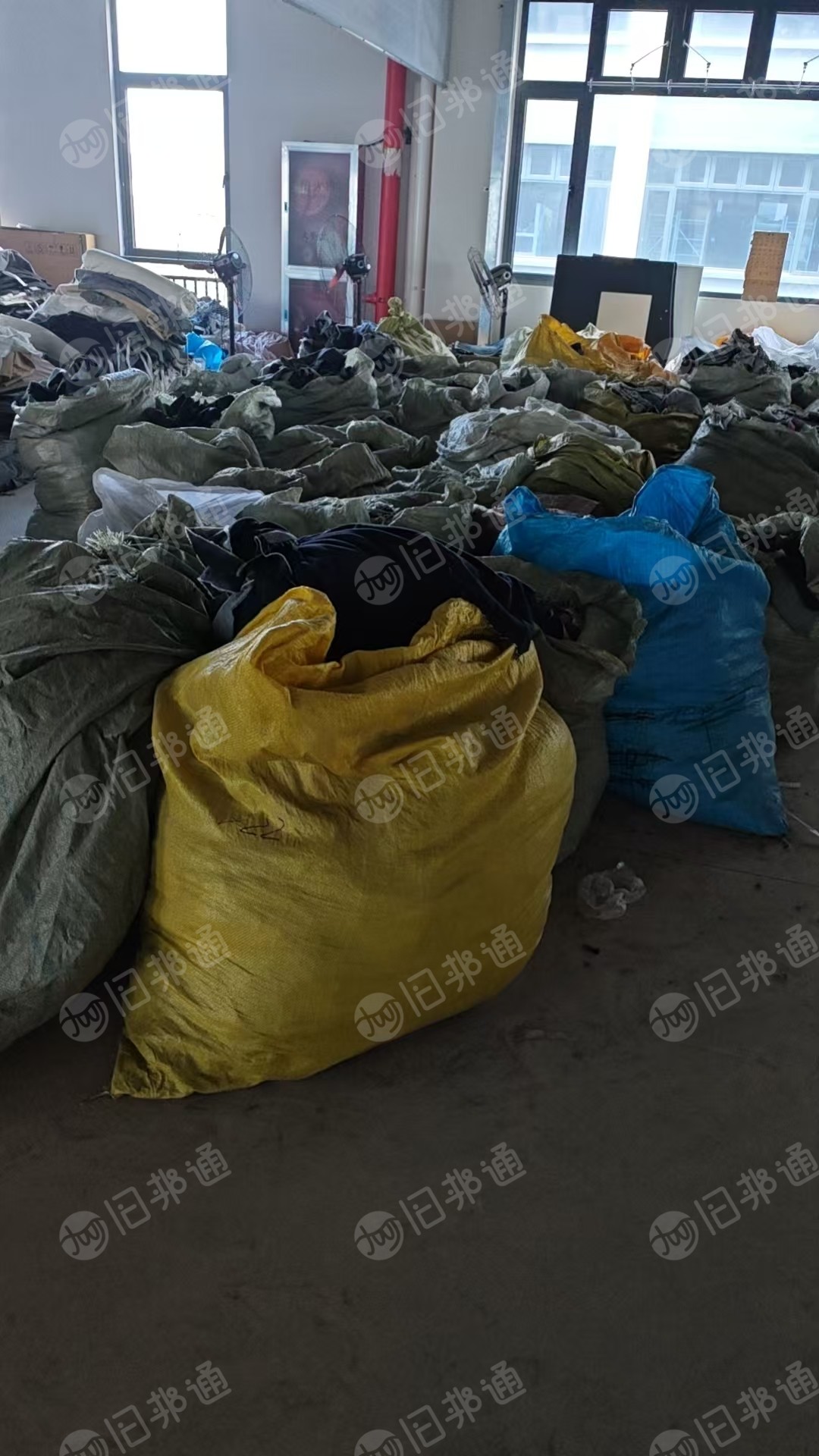 长期出售牛仔废布，纯棉的，涤棉的都有，现货8-9吨，在浙江杭州