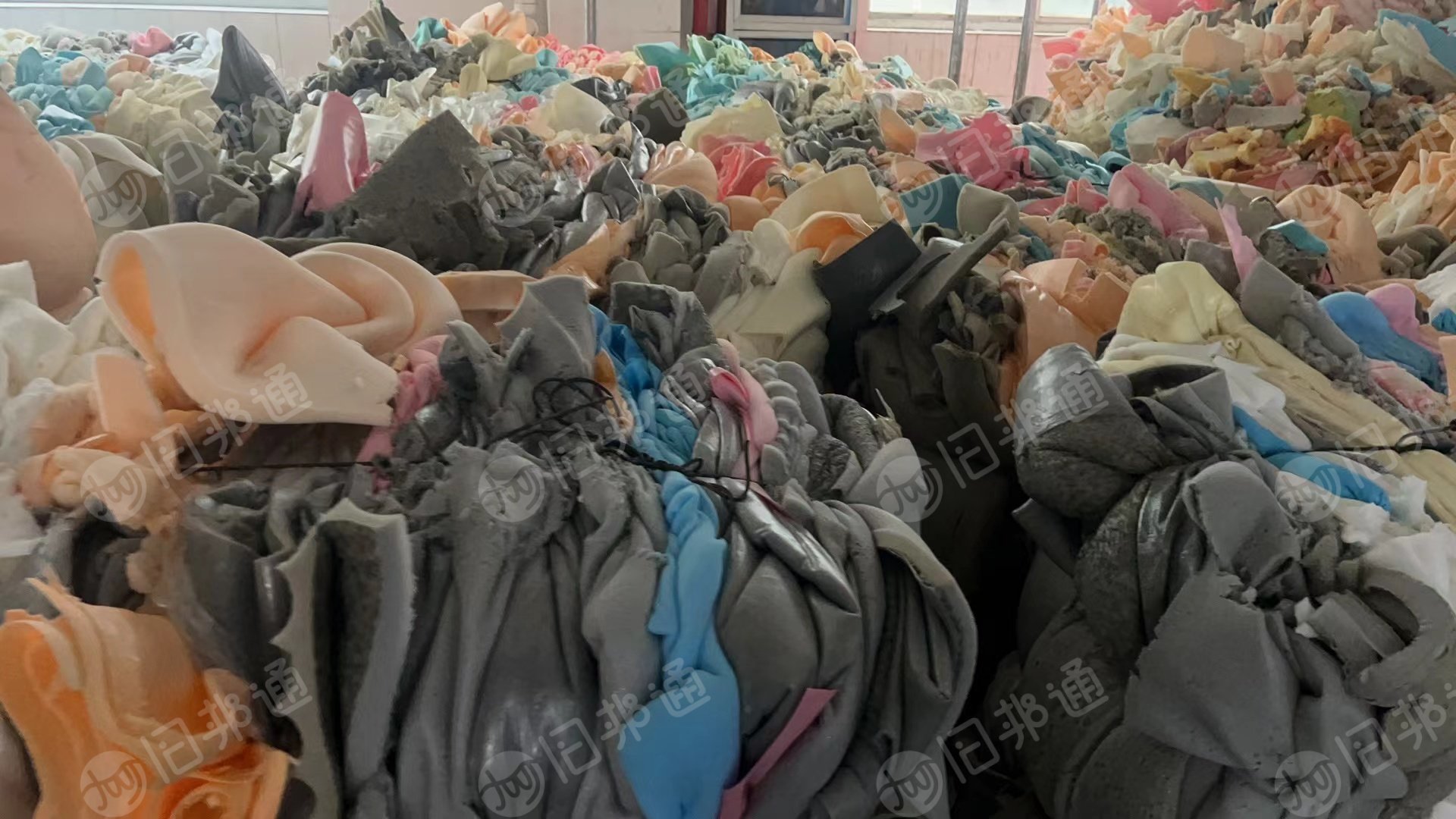 长期出售家具厂下来的废海绵，海绵边角料，月供40-50吨，货在江苏苏州