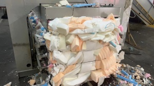 长期出售家具厂下来的废海绵，海绵边角料，月供40-50吨，货在江苏苏州