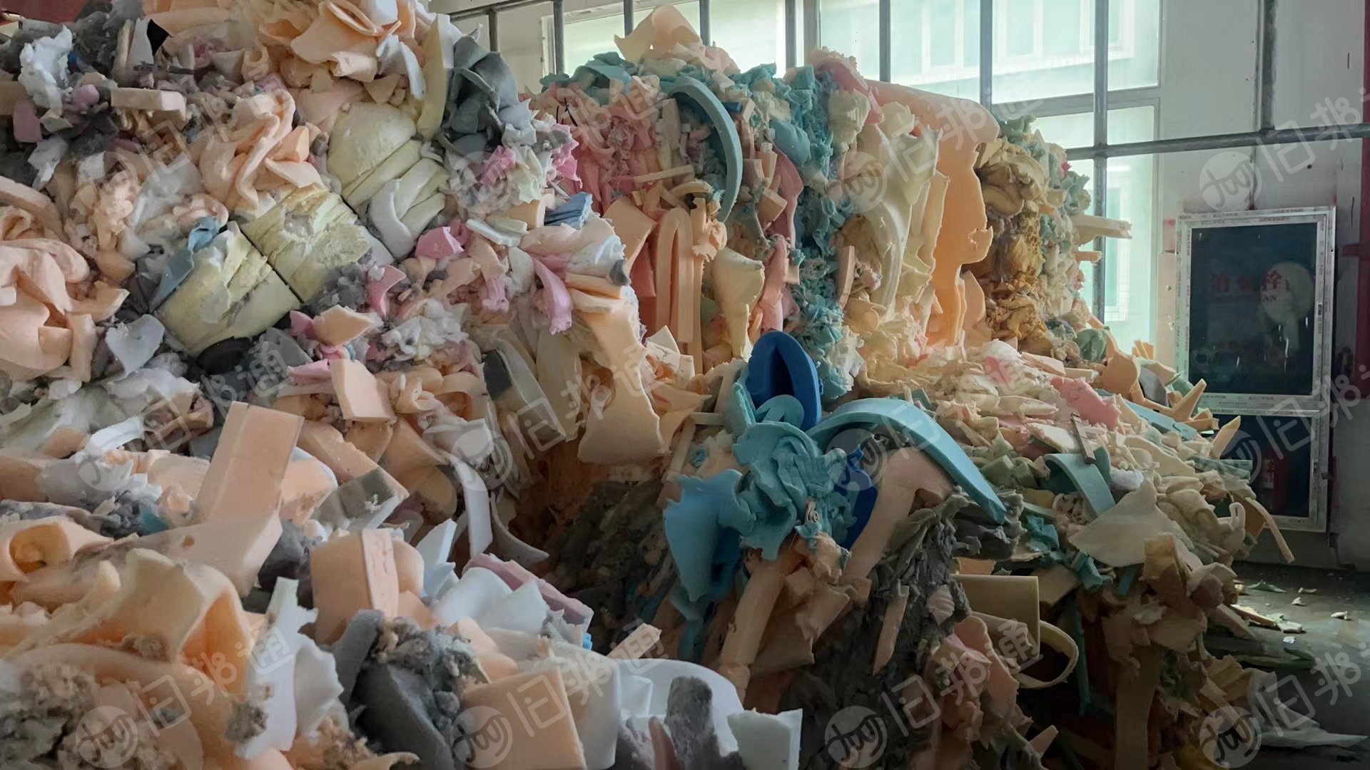 长期出售家具厂下来的废海绵，海绵边角料，月供40-50吨，货在江苏苏州