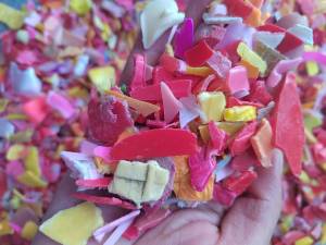 长期出售分色丙破碎料，过2道水池静电硅胶材质等