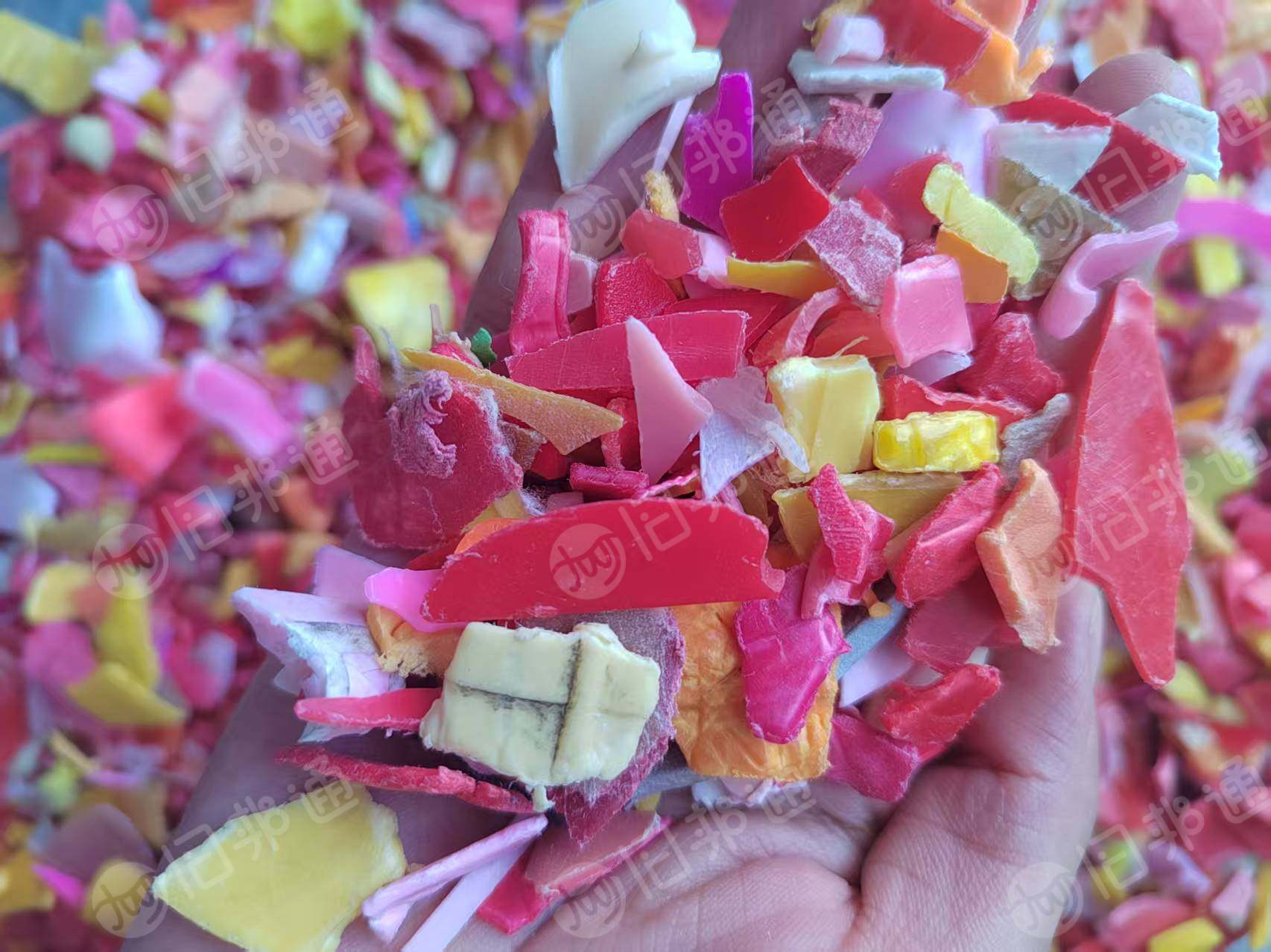 长期出售分色丙破碎料，过2道水池静电硅胶材质等