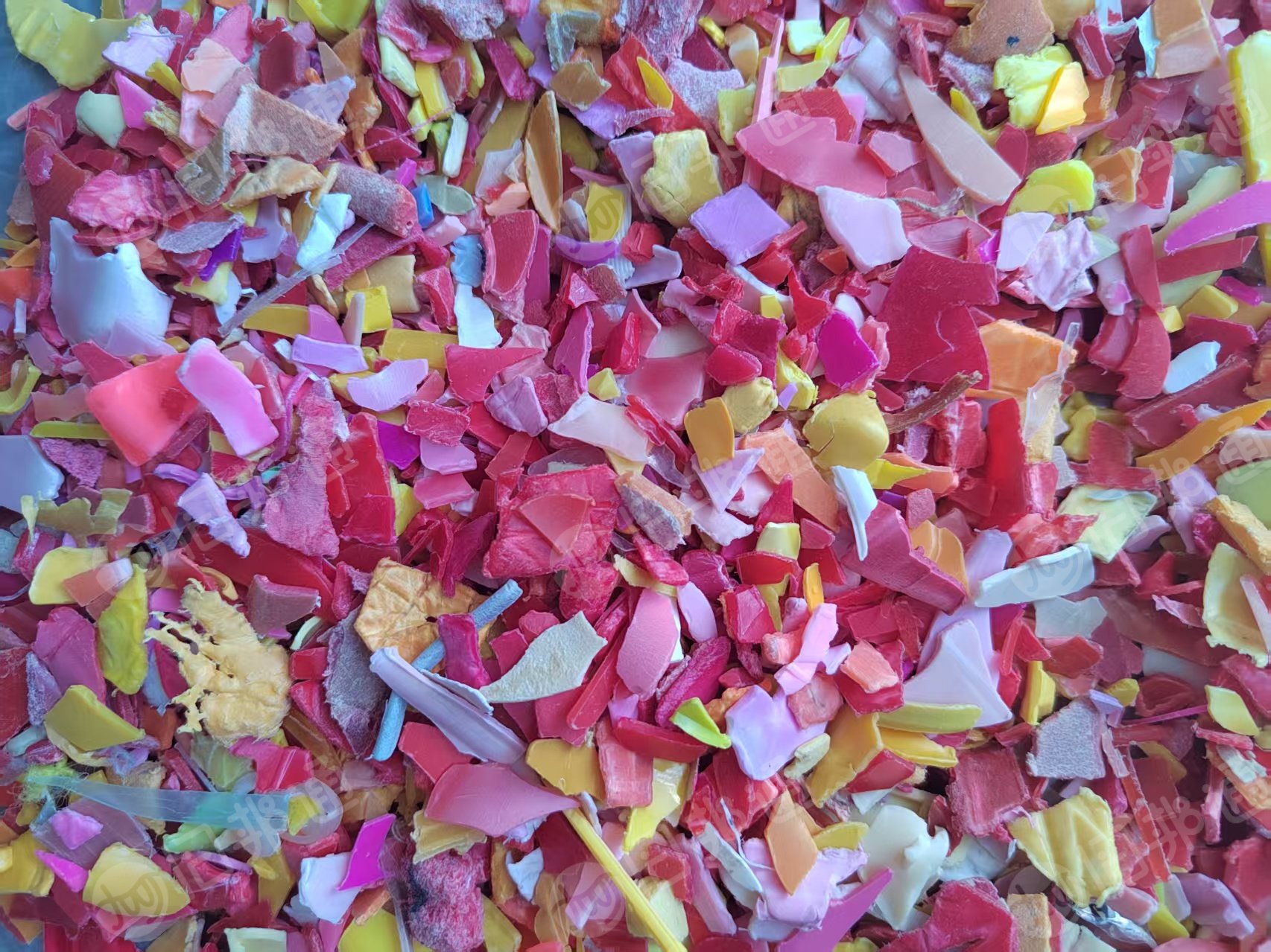 长期出售分色丙破碎料，过2道水池静电硅胶材质等